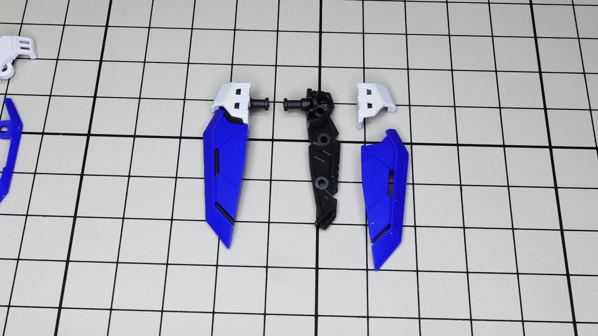 リアアーマーはフレームにカラー分けされた装甲をかぶせていきます