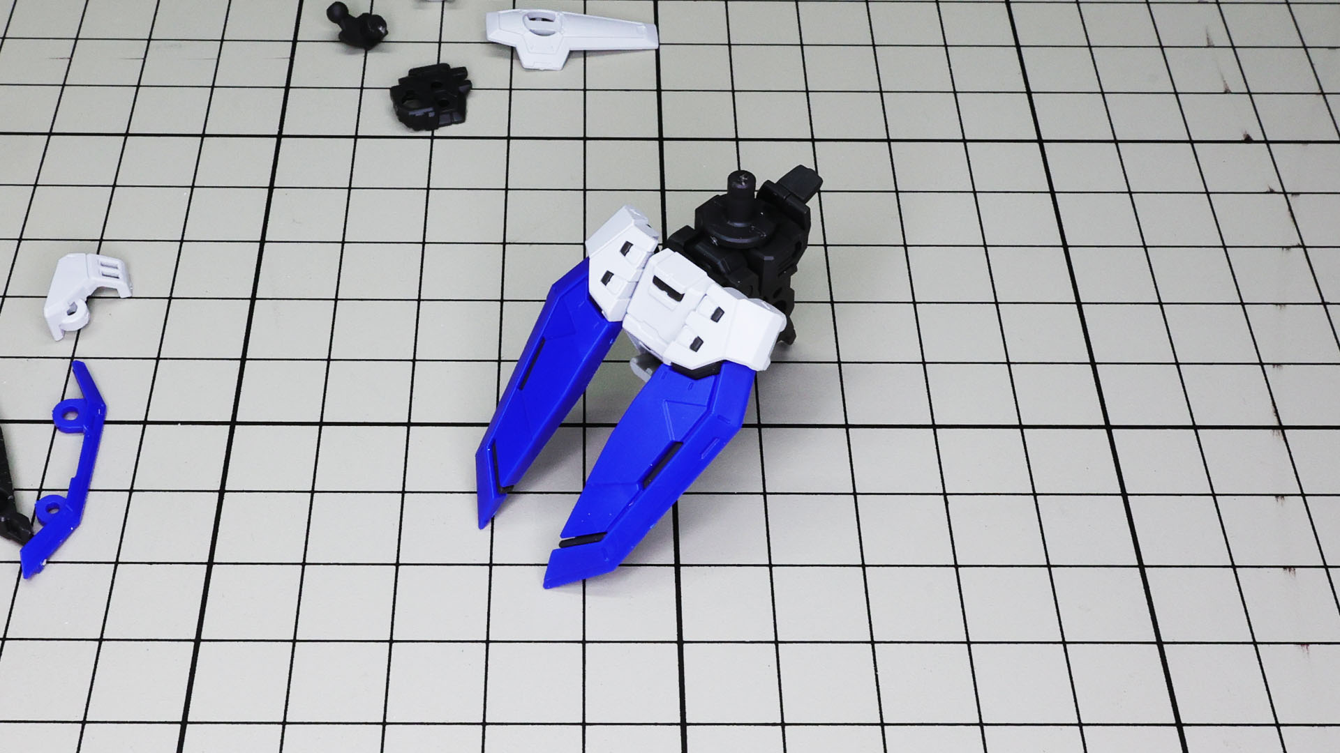 サイドアーマーはゴッドスラッシュのホルダーがあり、若干回転させられます