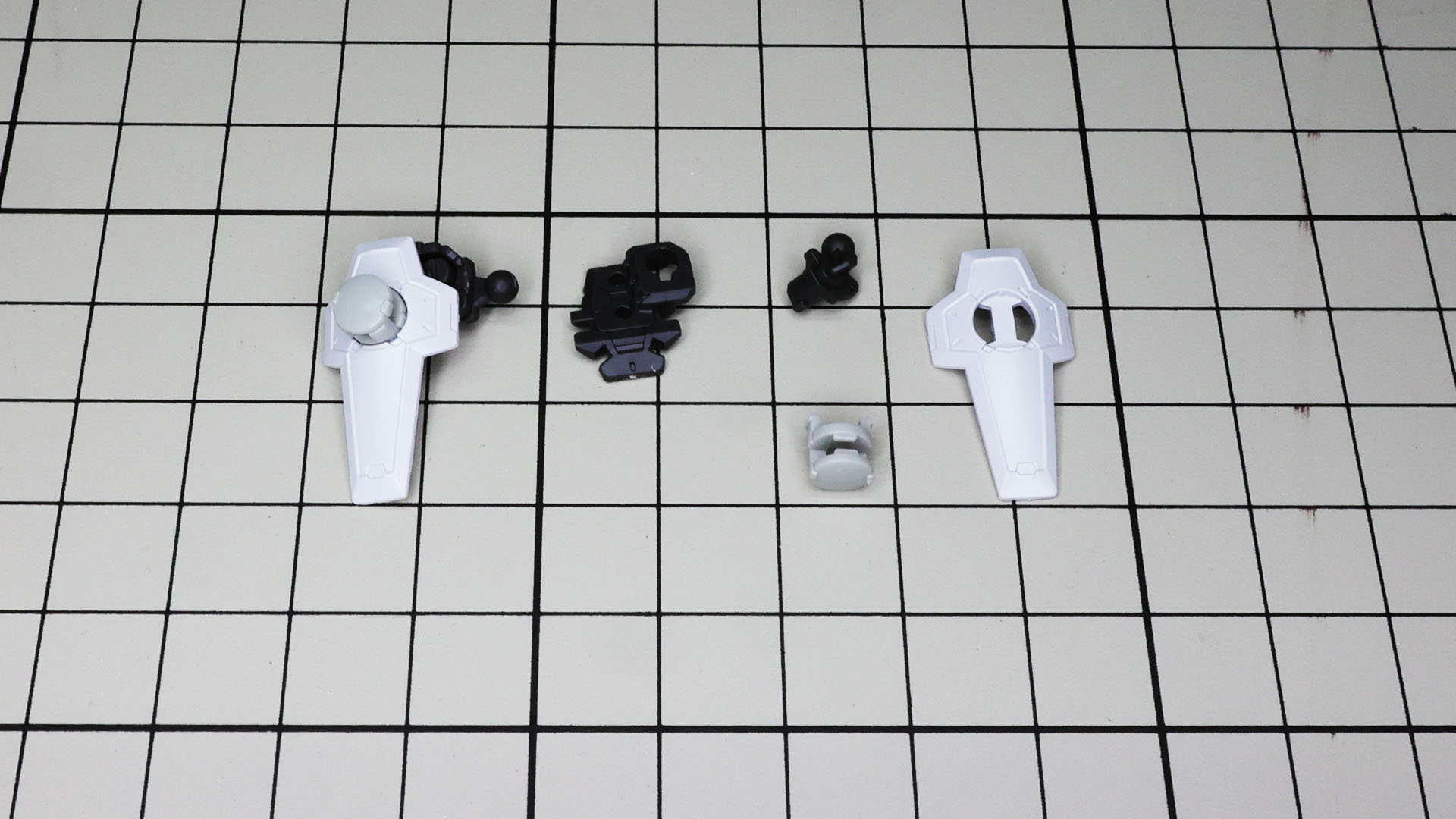 サイドアーマーはゴッドスラッシュのホルダーがあり、若干回転させられます