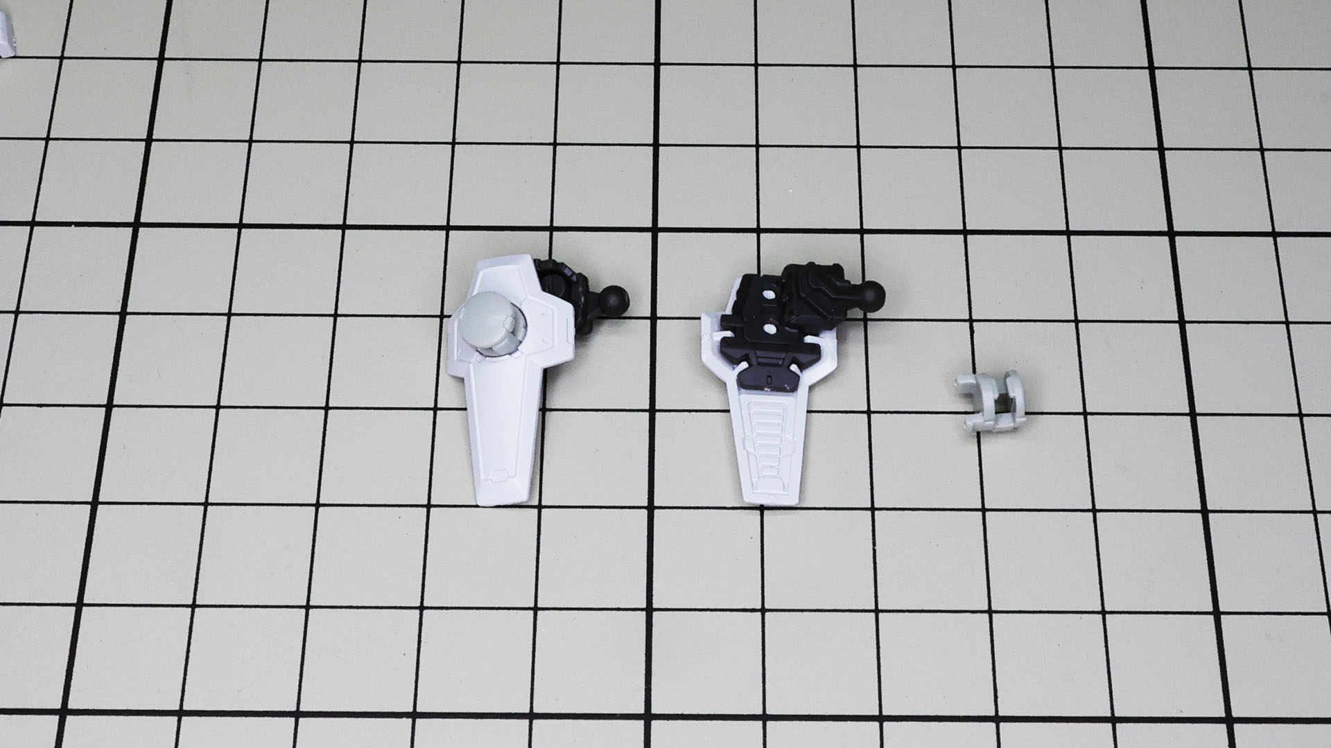 こちらも裏側にフレーム兼接続のボールジョイントを備えます