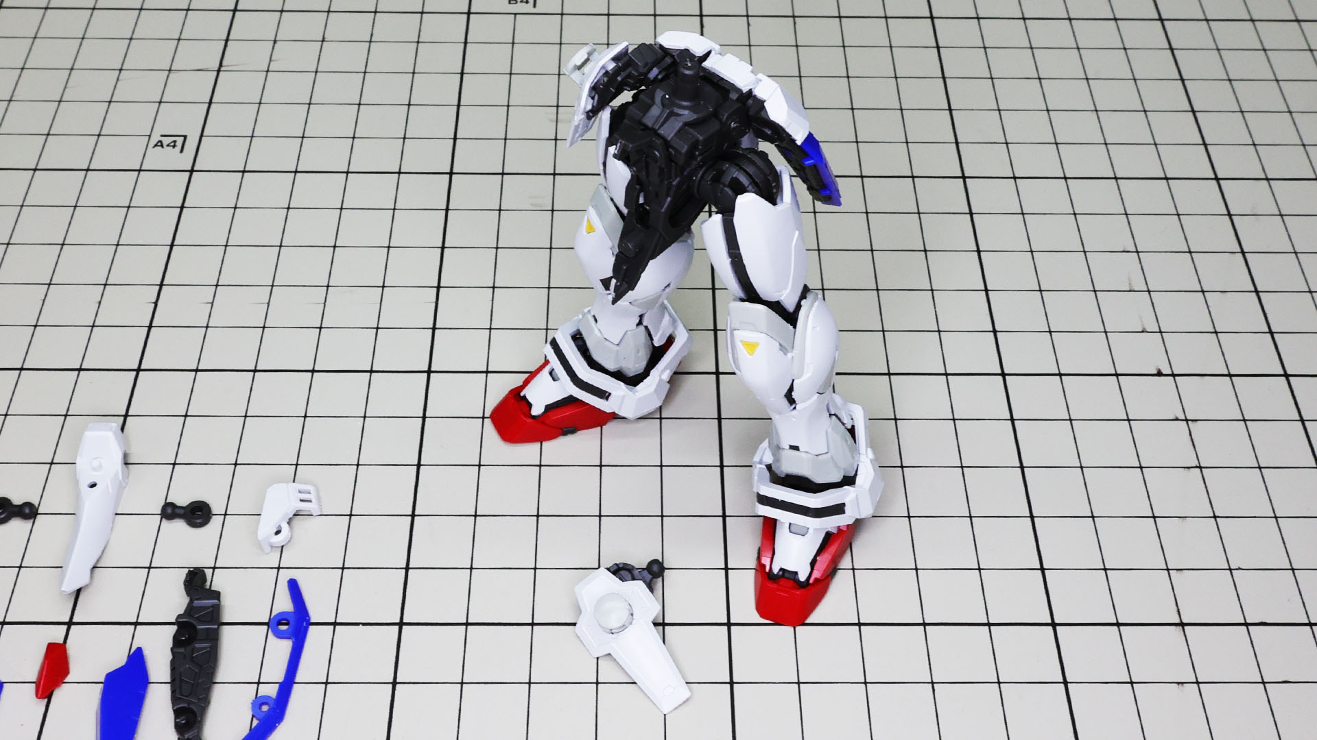 サイドアーマーはリアアーマーに接続されます。ここが通常のガンダムタイプとは違うところであり、可動を妨げない構造になっていました