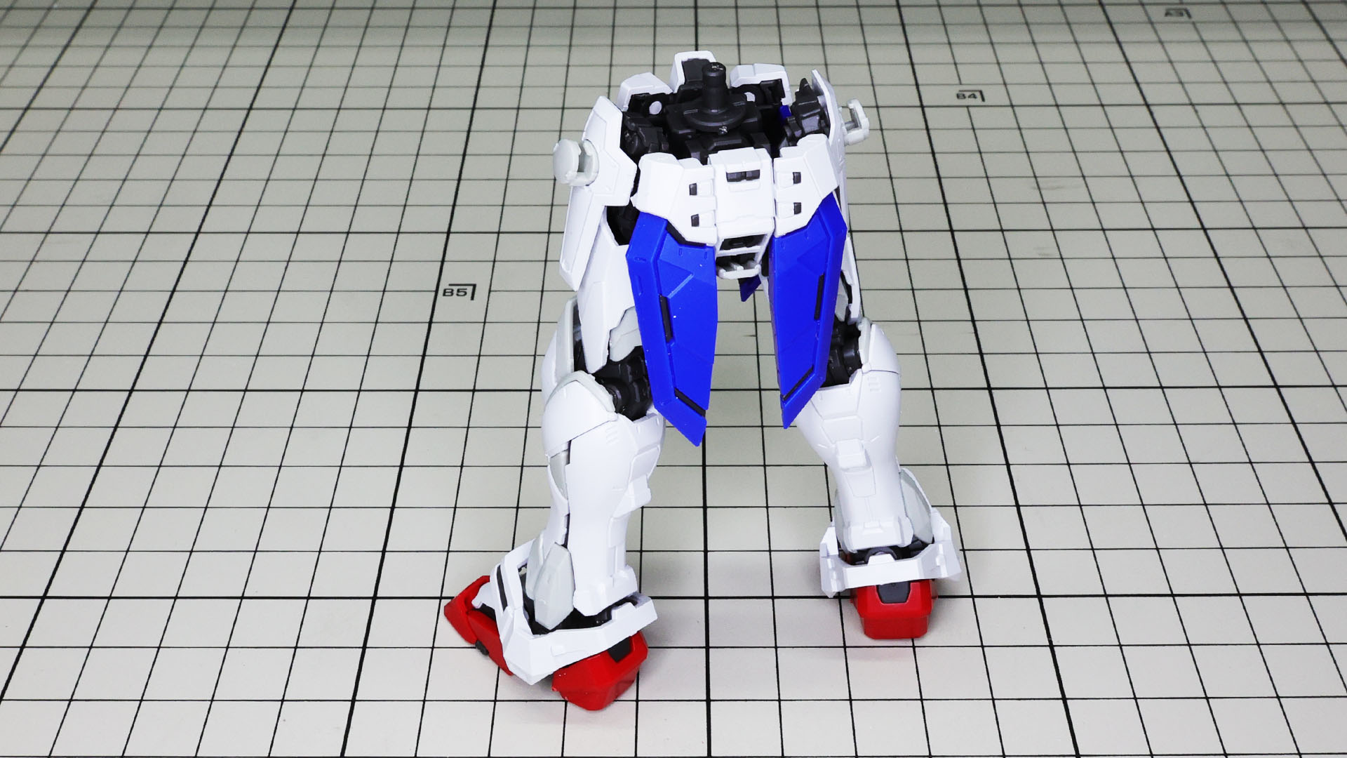 改めて脚部の可動を確認。大腿部には内側に曲げられる関節があるので脚をクロスさせることができます