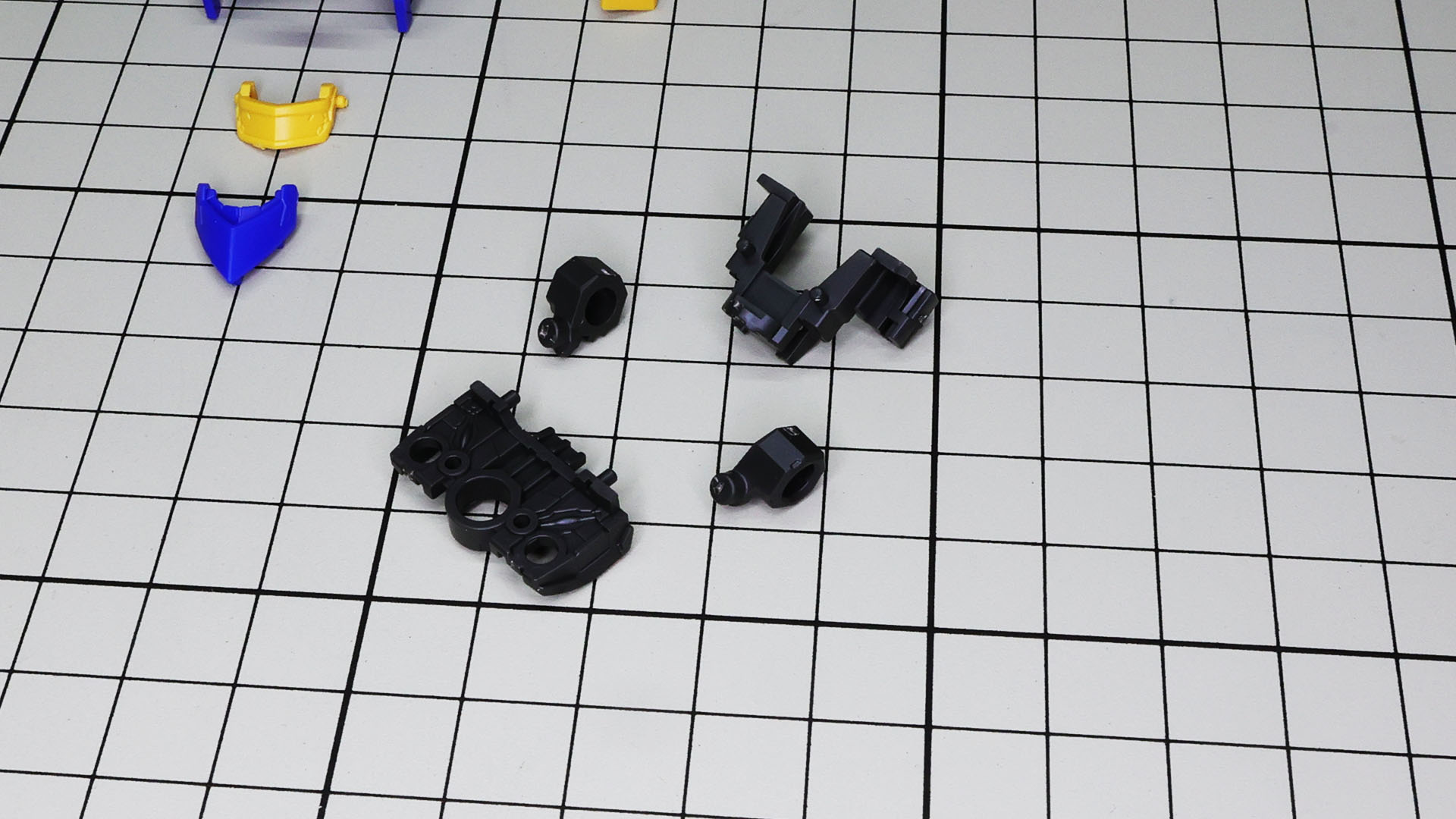 胸部には肩部関節があり、方全体を前方に振り出すことができます