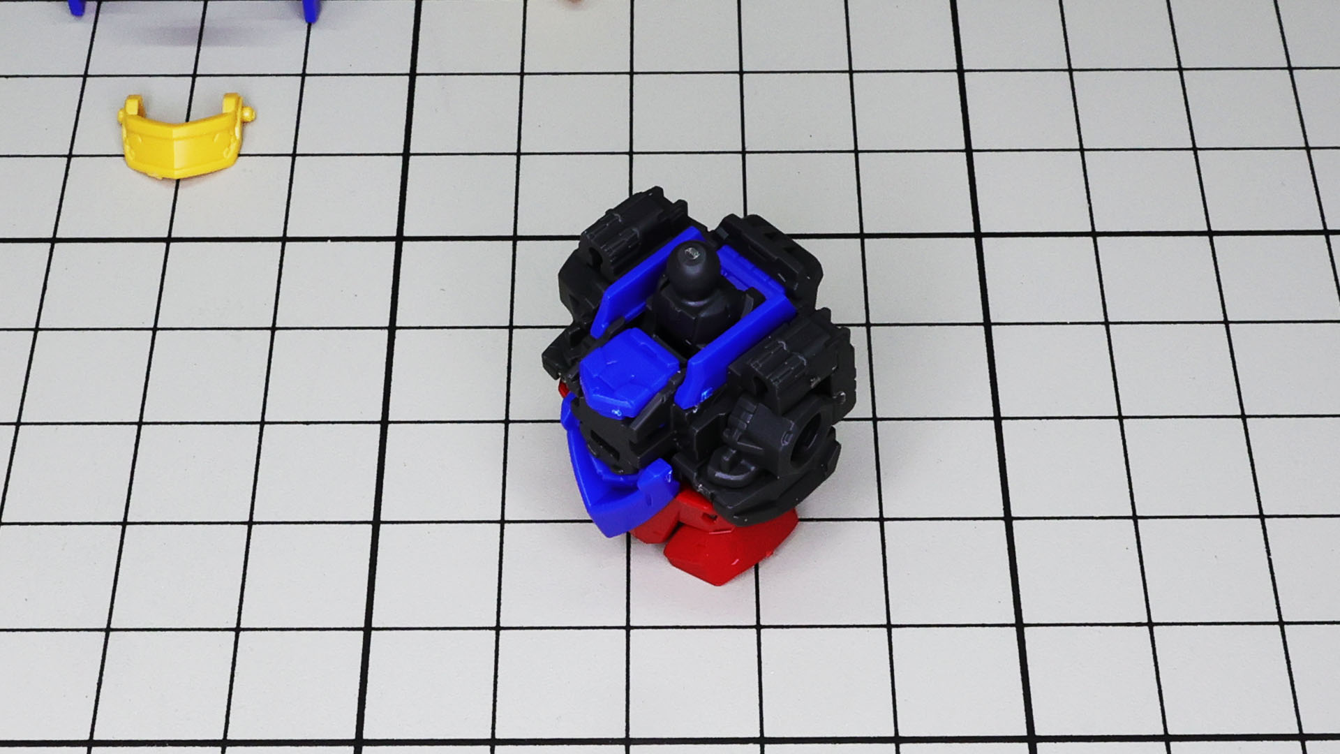 左右胸部ダクトとマシンキャノン、エネルギーマルチプライヤーのカバーを組み立てます