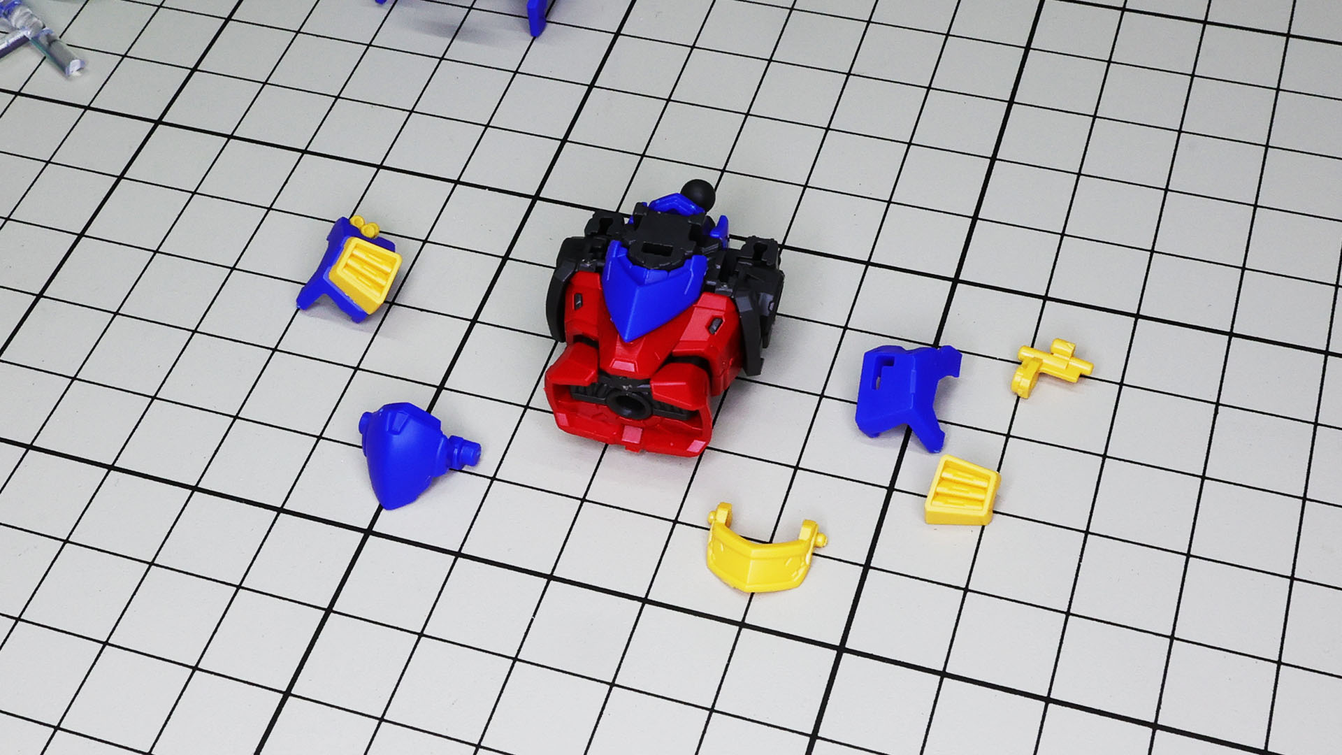 左右胸部ダクトとマシンキャノン、エネルギーマルチプライヤーのカバーを組み立てます