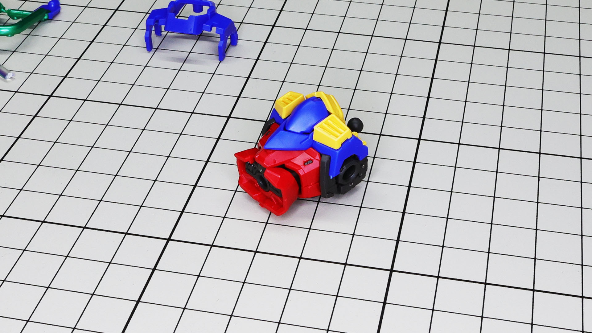 マシンキャノンのカバーは背中側に細かい接続パーツで組み込まれます