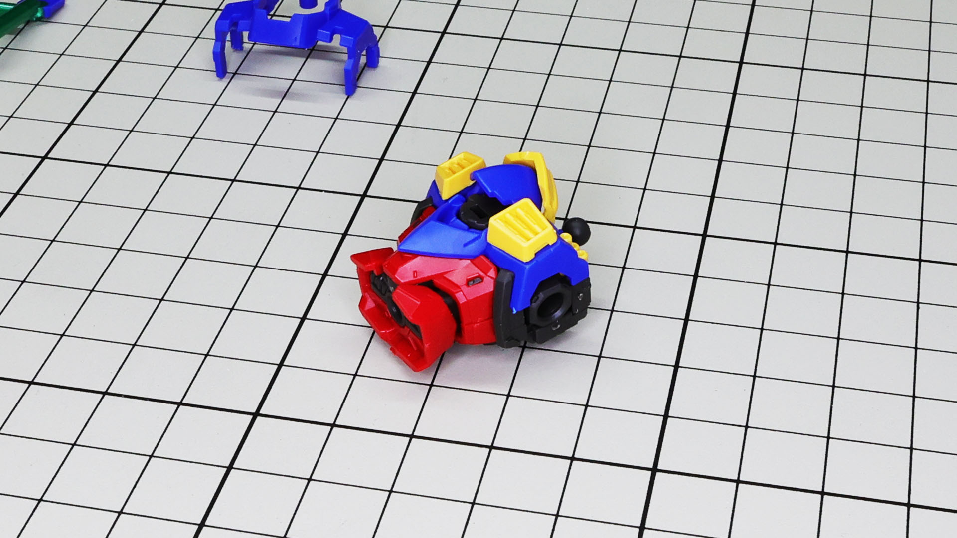 マシンキャノンのカバーは背中側に細かい接続パーツで組み込まれます