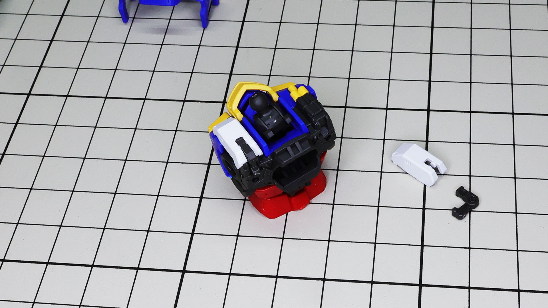 マシンキャノンのカバーは背中側に細かい接続パーツで組み込まれます