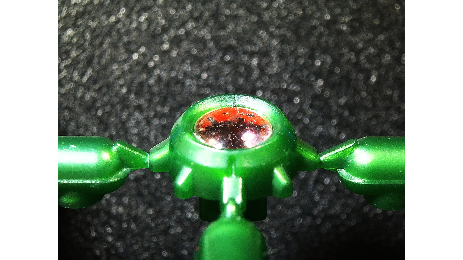 さらにクリアーのレンズパーツをはめ込みます