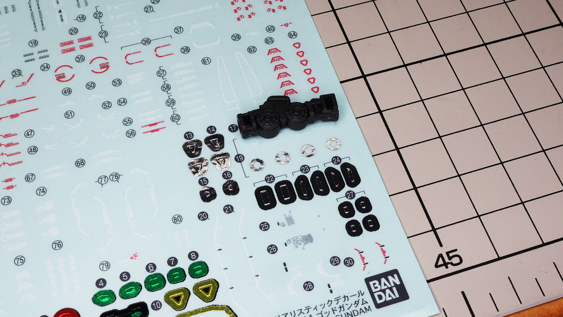 組立は簡単ですが、ここでリアリスティックデカールの貼り付けを行います