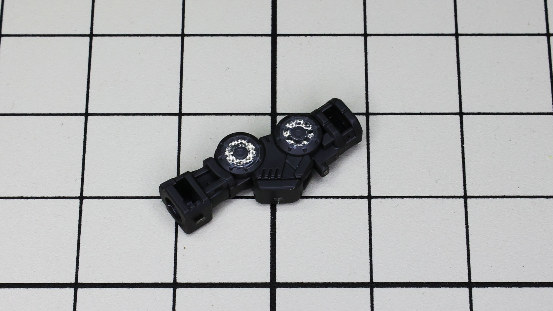 片腕につき4枚貼り付けます。とても小さいのでゆっくり作業しましょう