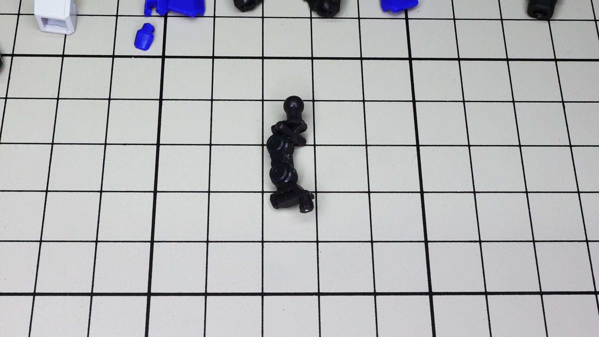 肩のアドヴァンスドMSジョイントは関節部をゆっくりと折り曲げて必要な形状にしていきます