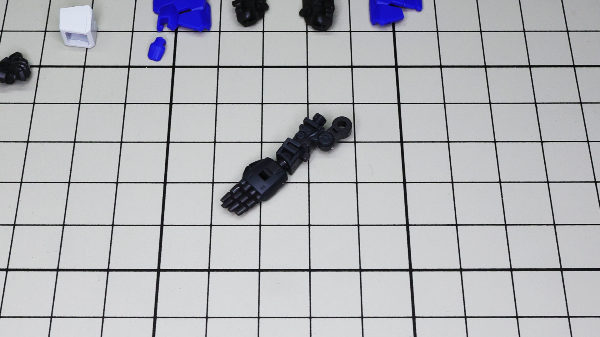 前腕部はまずハンドを外して……