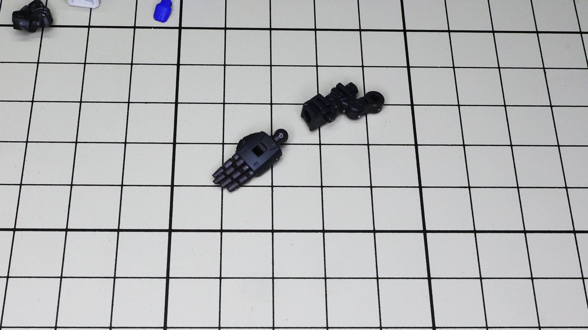 外装と上腕部を組付けていきます。前腕の肉感的なラインが格闘を行なうモビルファイターらしくていい感じです