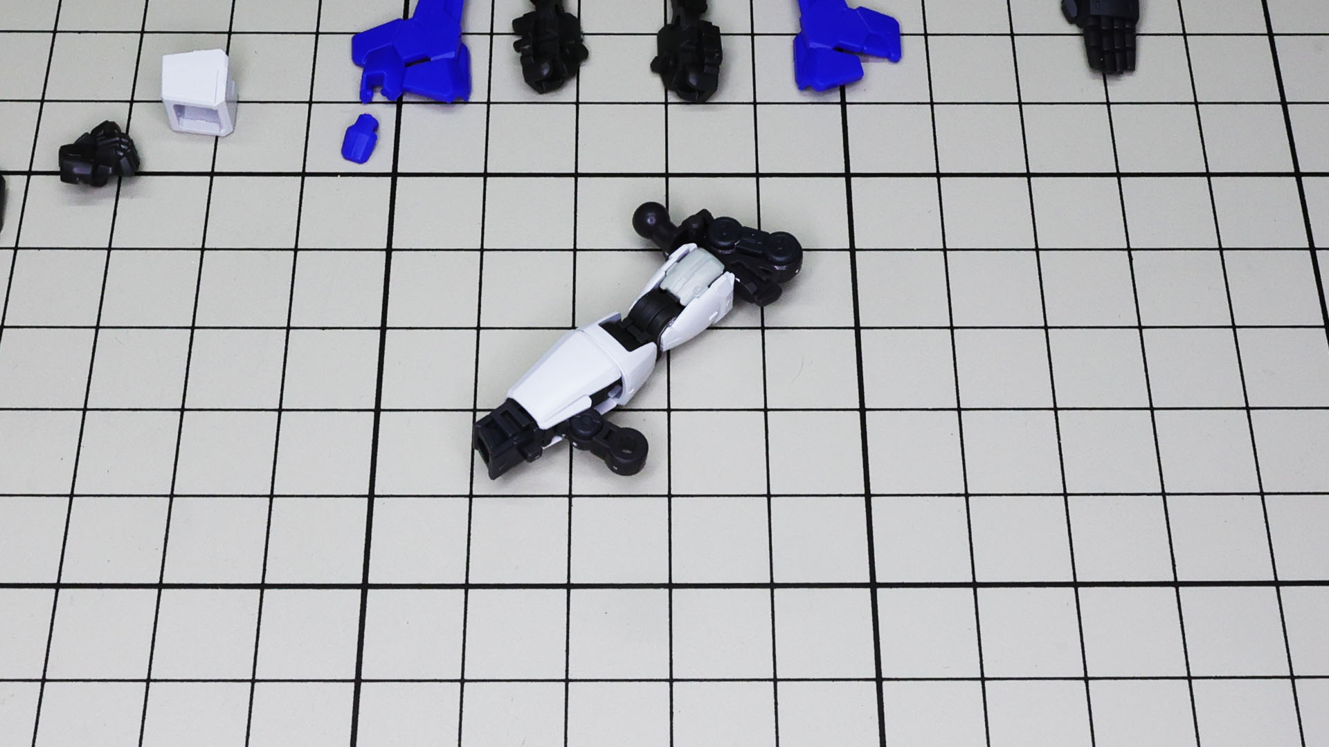 外装と上腕部を組付けていきます。前腕の肉感的なラインが格闘を行なうモビルファイターらしくていい感じです