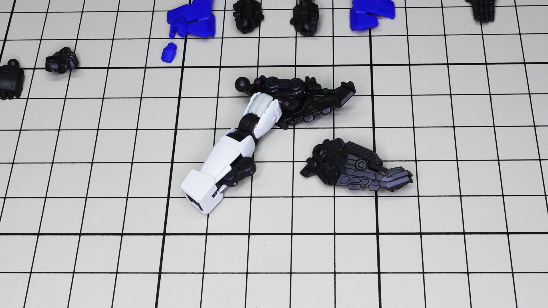 肩の大きなメカフレームを組み込み……