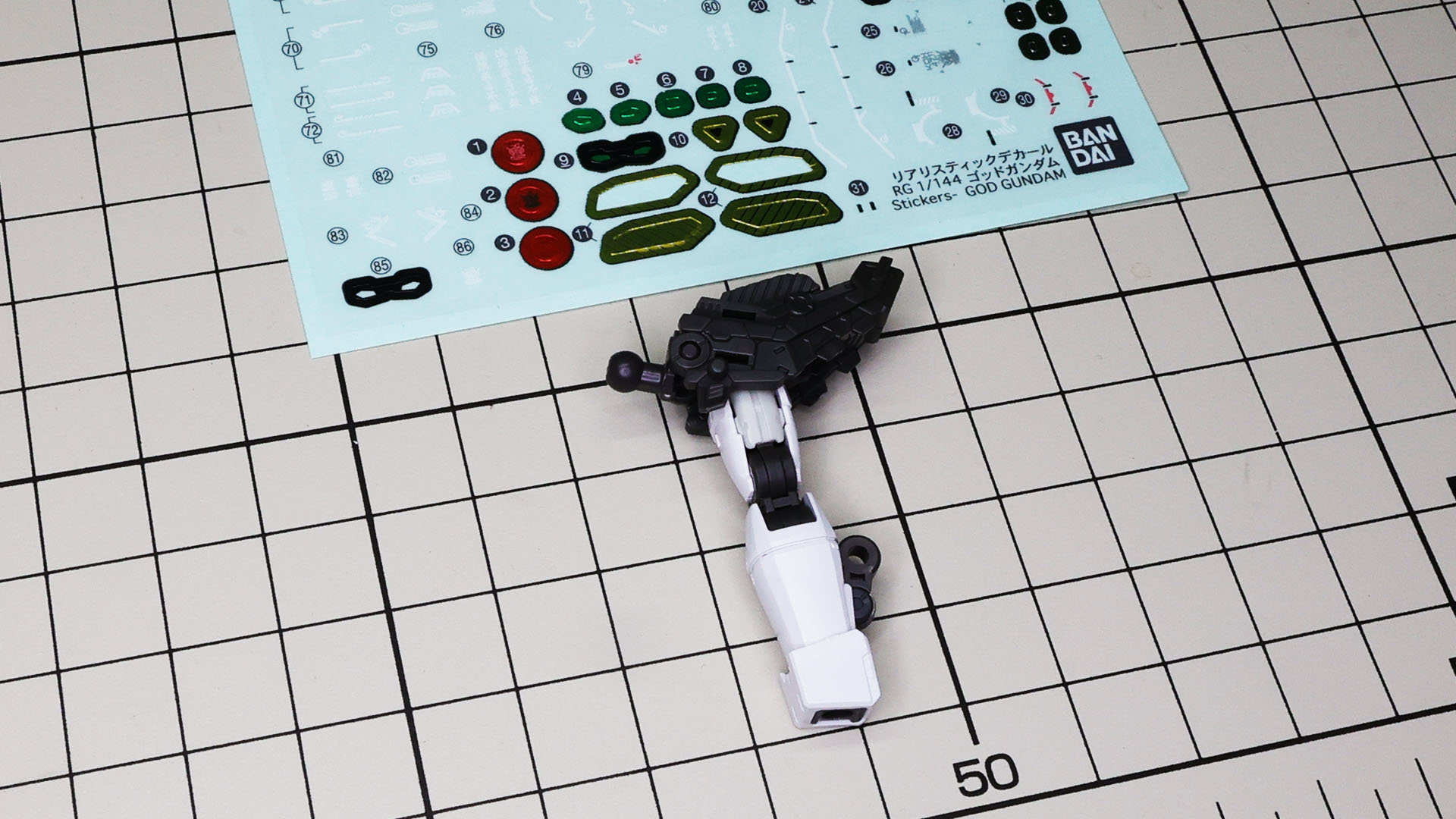 そのフレームの一部分にリアリスティックデカールを貼りこんでいきます