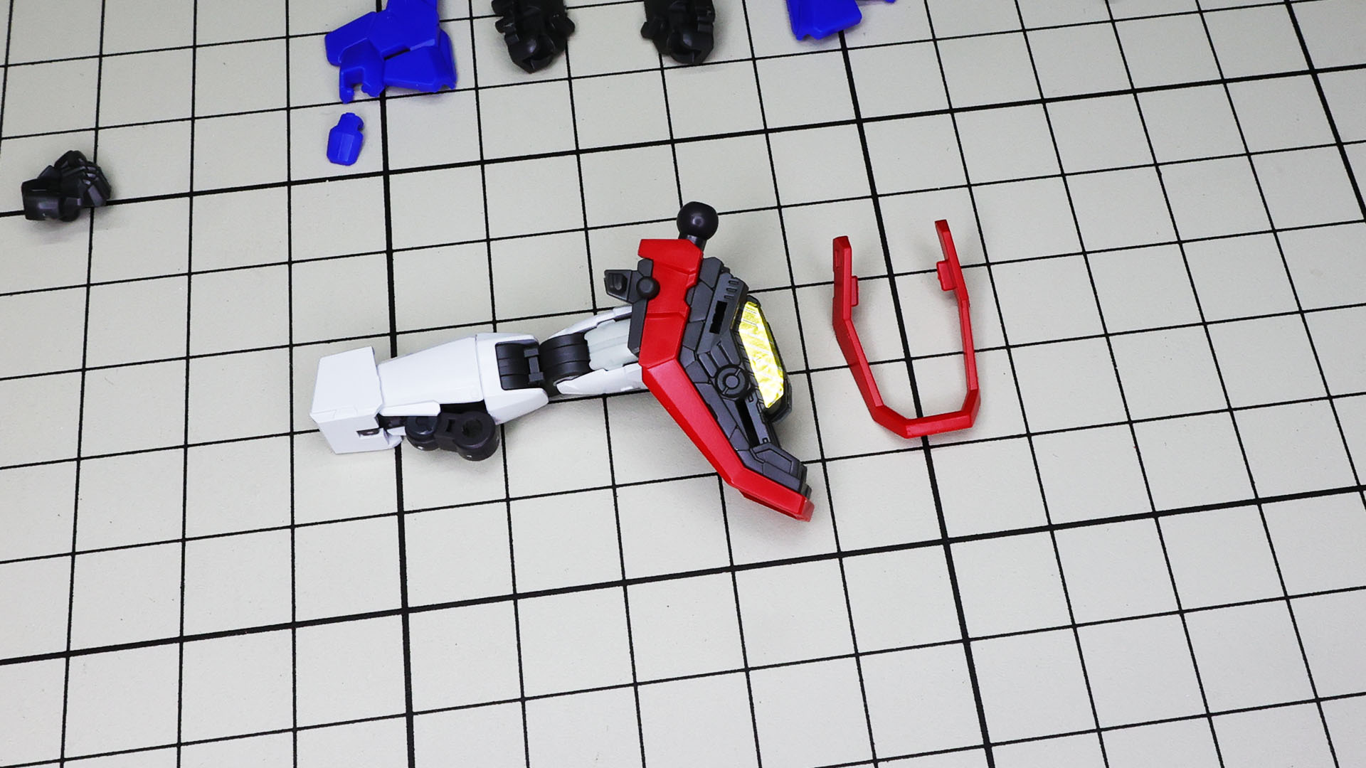 そして赤い外装で囲んでいきます