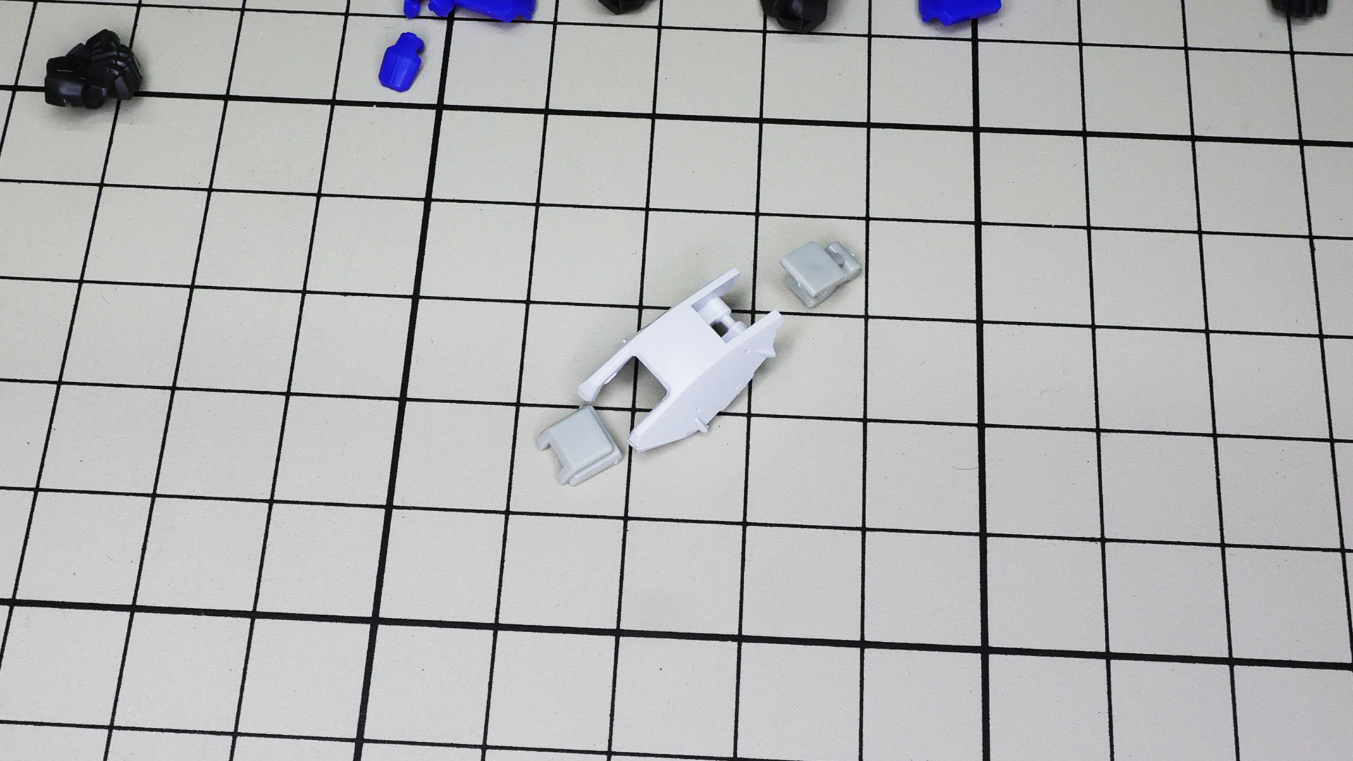 肩部上面の白い装甲は2色構成で、開くギミックもあります