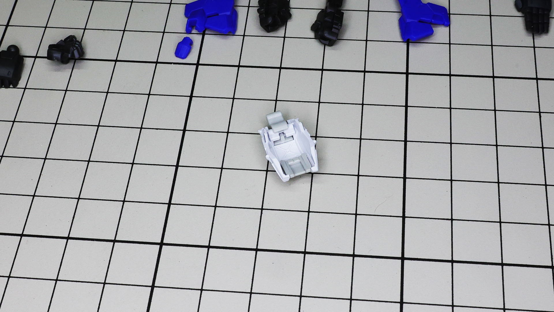 可動しない方（写真手前側）のグレーのパーツがはずれやすければ接着してもいいでしょう