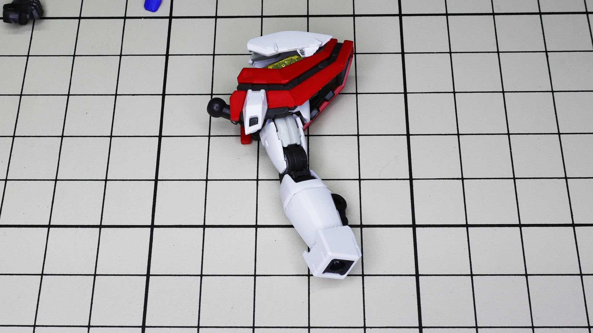 白いパーツが開いた状態です。リアリスティックデカールの金属表現がアクセントになっています