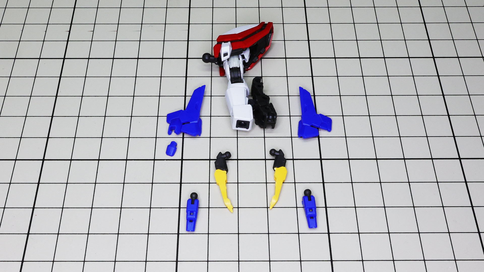 フレームを組付け、構成要素を並べてみました。意外とわかりやすい構成ですね