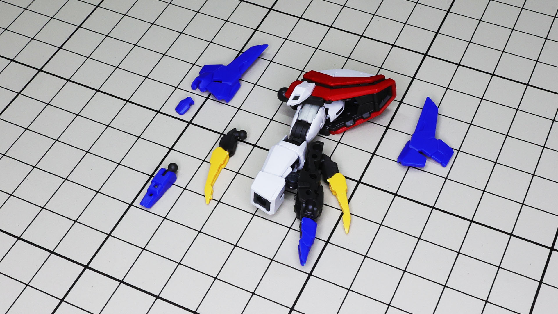 ツメと指カバーはボールジョイントでフレームに接続されます