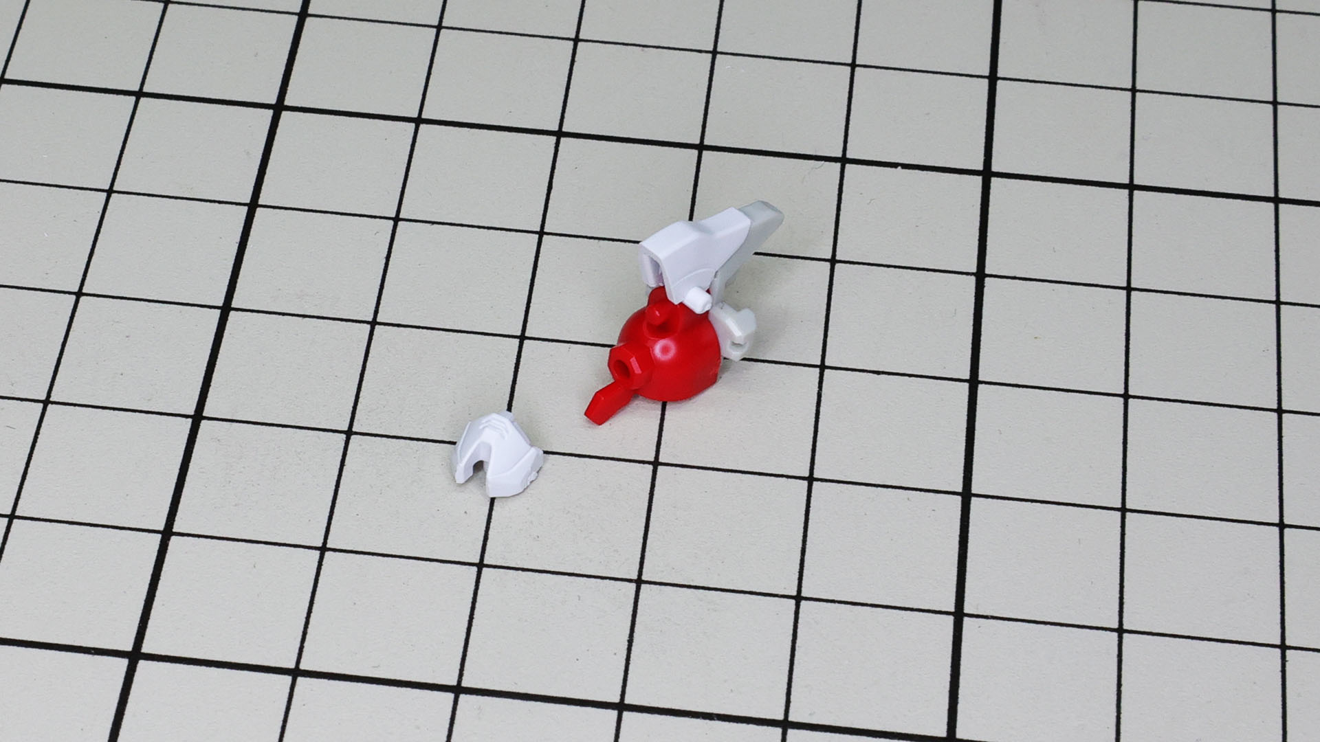 設計は大胆。首のボールジョイントを受ける部分に顔の赤い顎があります