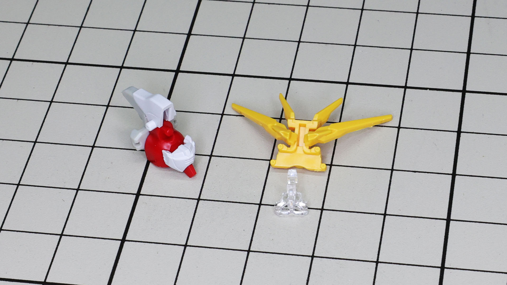 そのかわり、ツインアイは大きな黄色のアンテナの方に組付ける形です