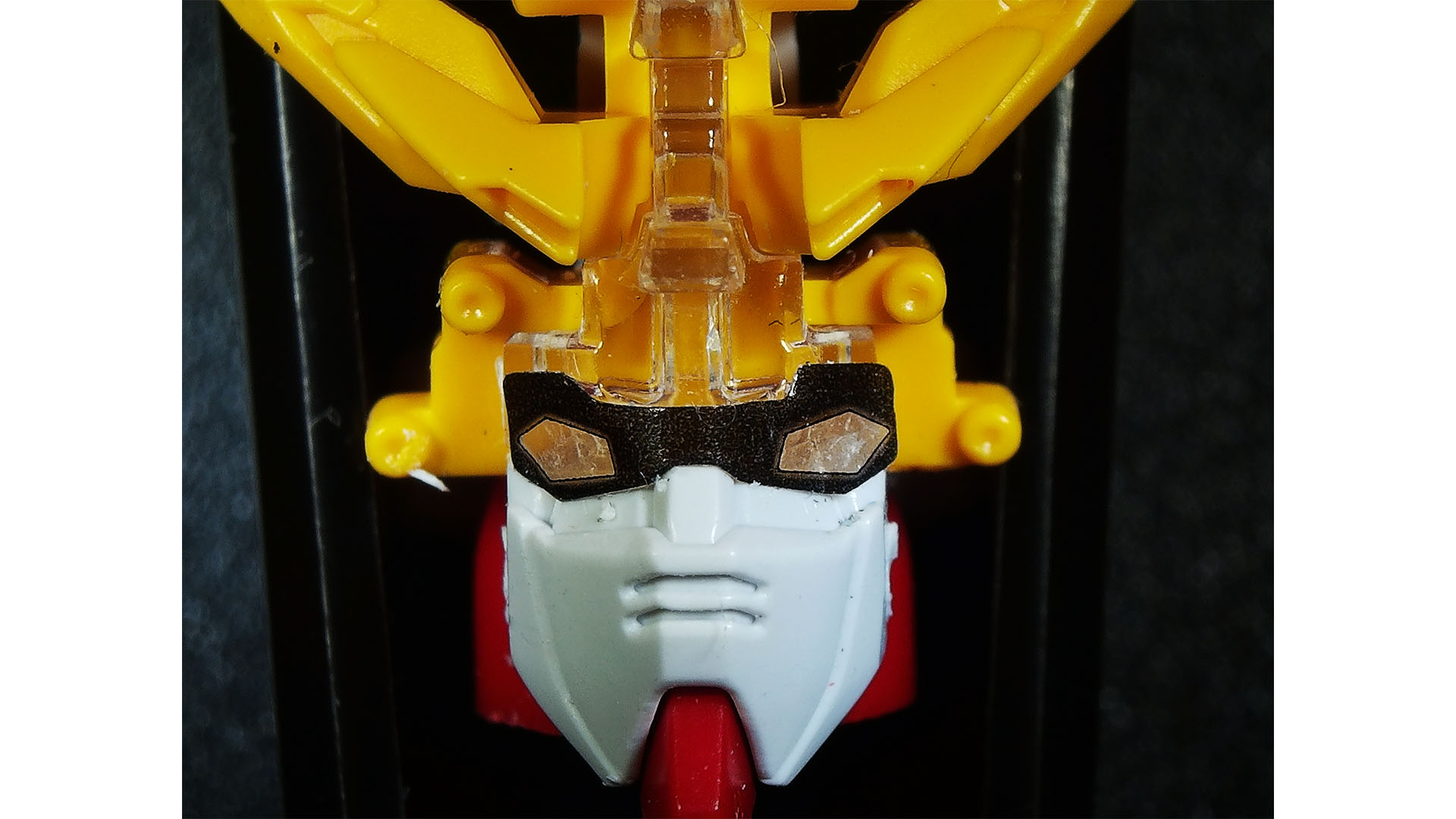 クリアーのツインアイはアンテナパーツに固定してシールを貼り付けました