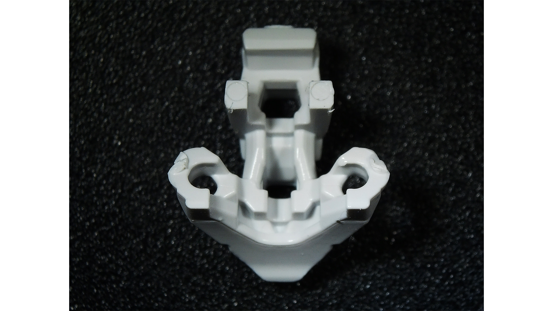 これは額の外装を裏から撮ったものです。すごい設計です