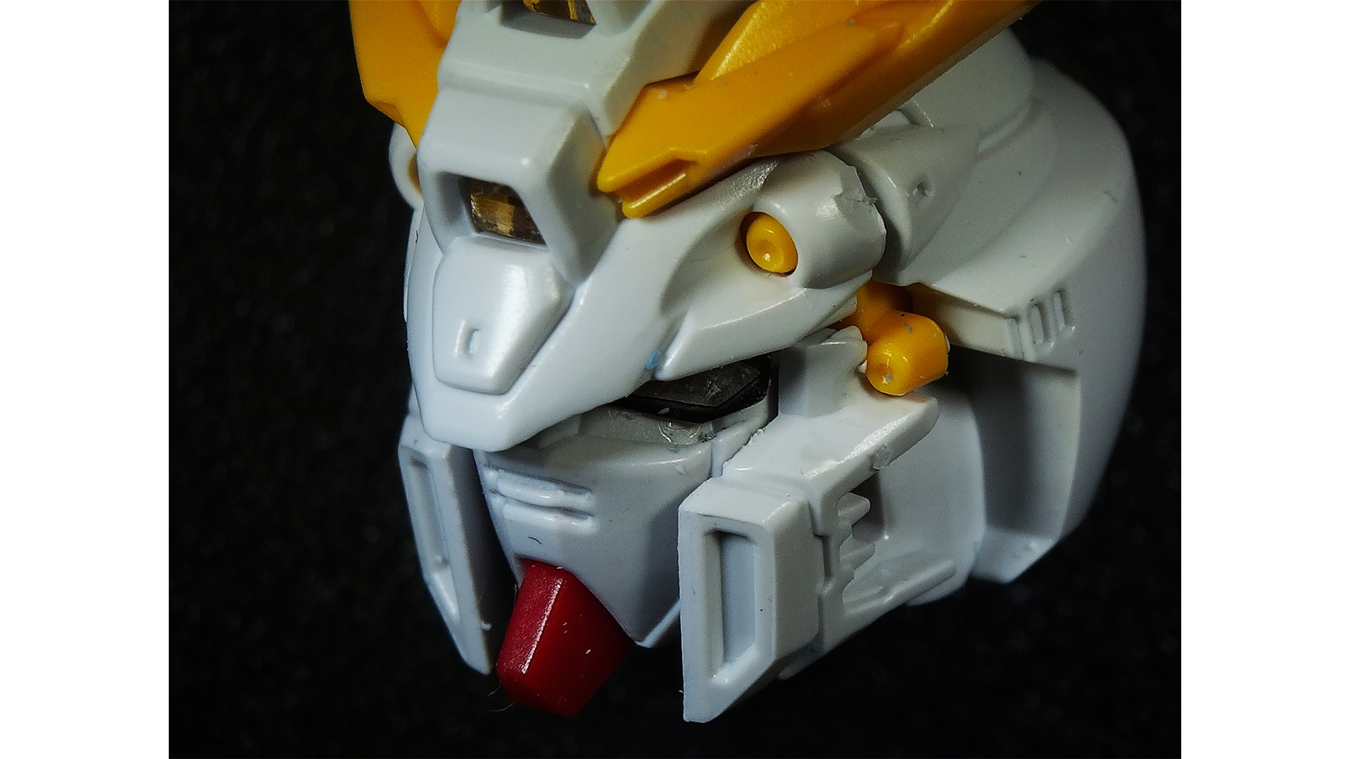 問題の極小パーツは両頬のパーツでした