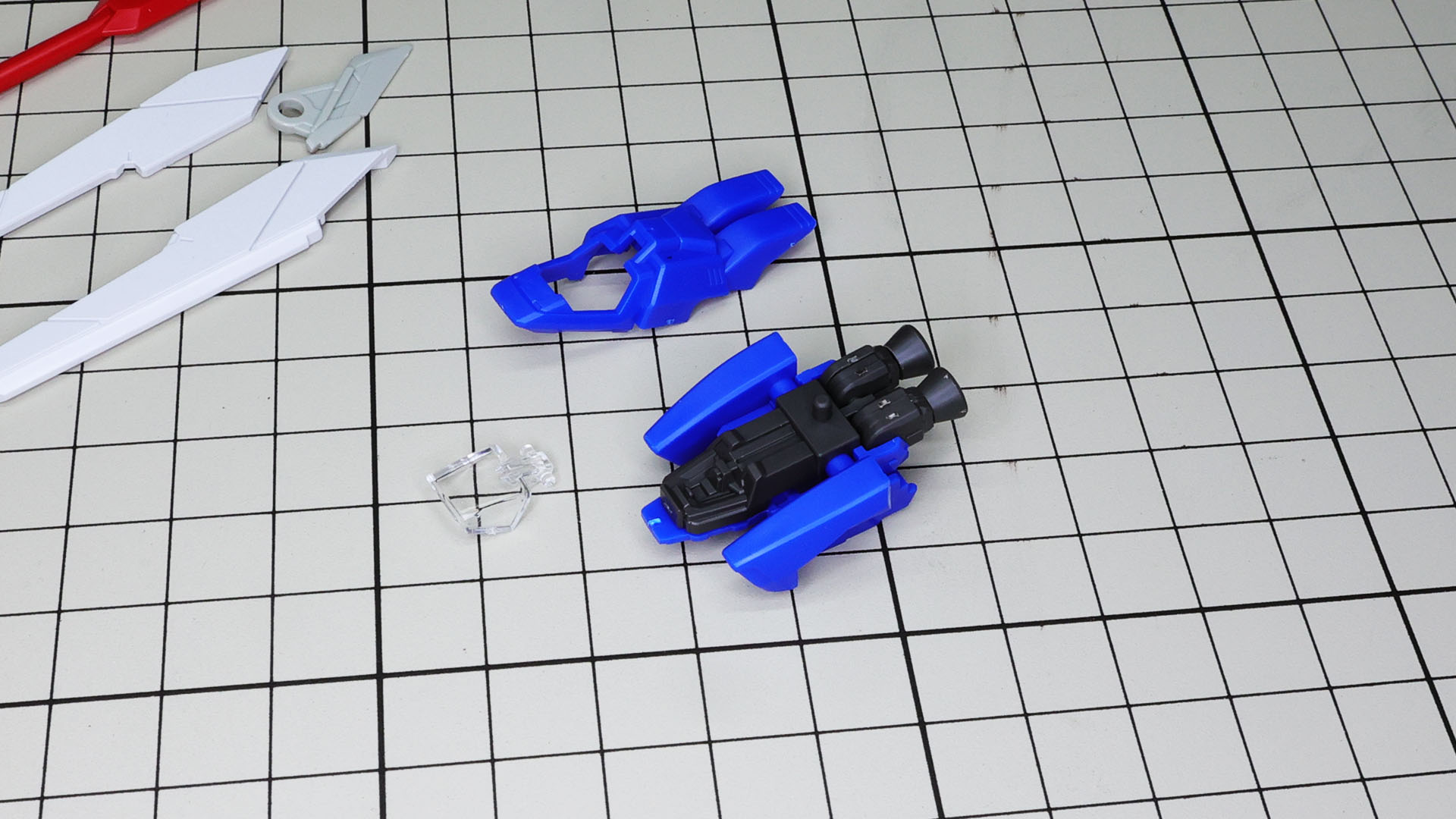 コクピットはクリアーパーツのキャノピーがあります