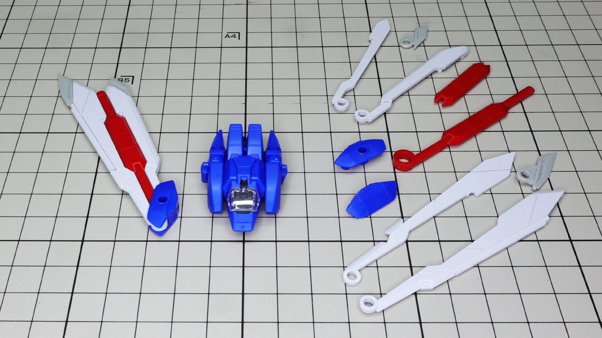 ウイングは貼り合わせるだけの簡単な構造ですが、細かなカラーリングがされています