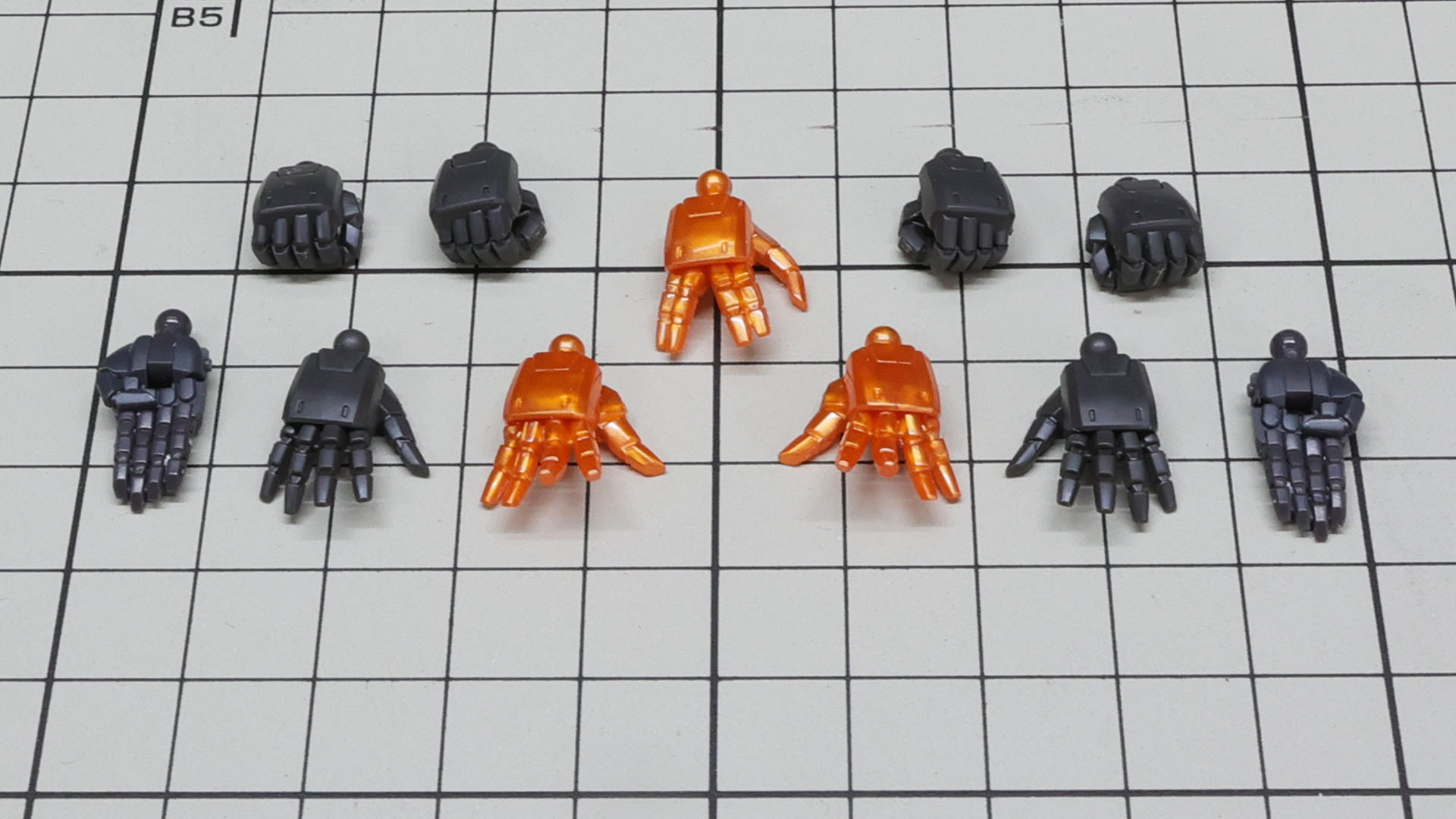 手刀状態と通常の平手も合わせると豊富なハンドパーツがそろいます