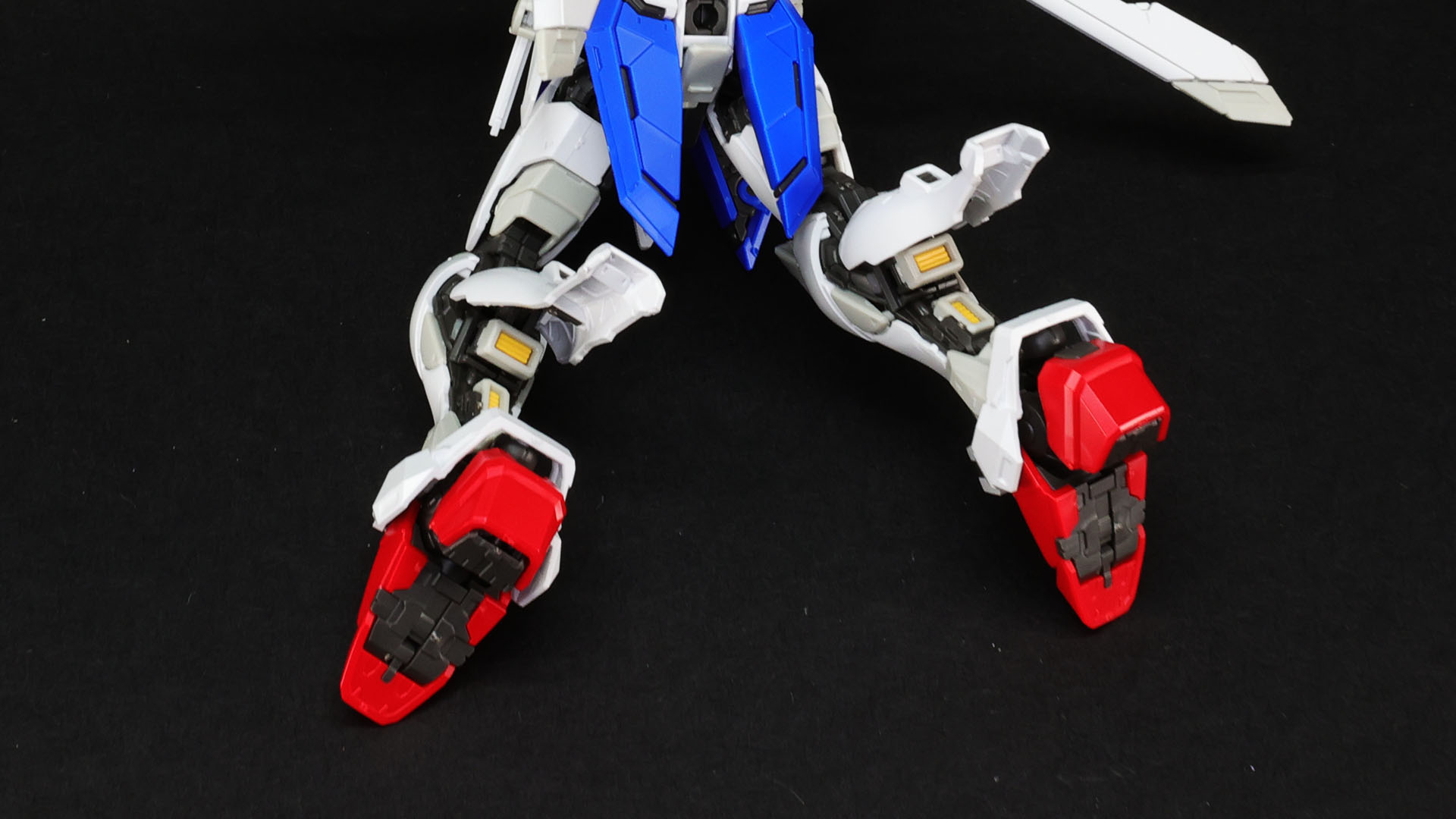 脚部後方のバーニアカバーを開くと内部のバーニアが連動で露出します