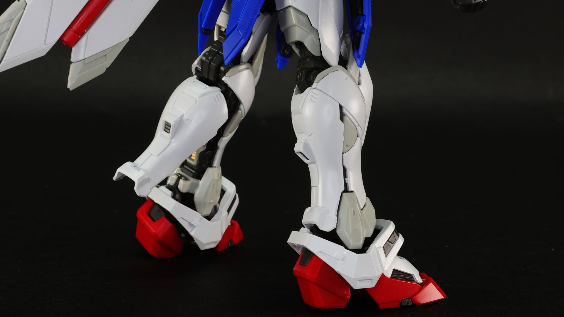 肉感的でもある脚部はメカっぽさも併せ持っていて情報量が多い部分です