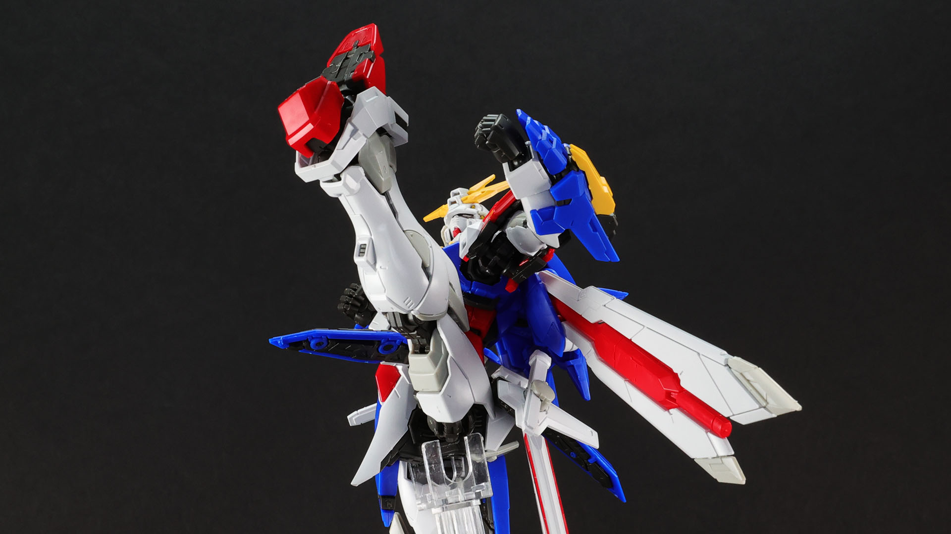 脚は大きく蹴り上げられます