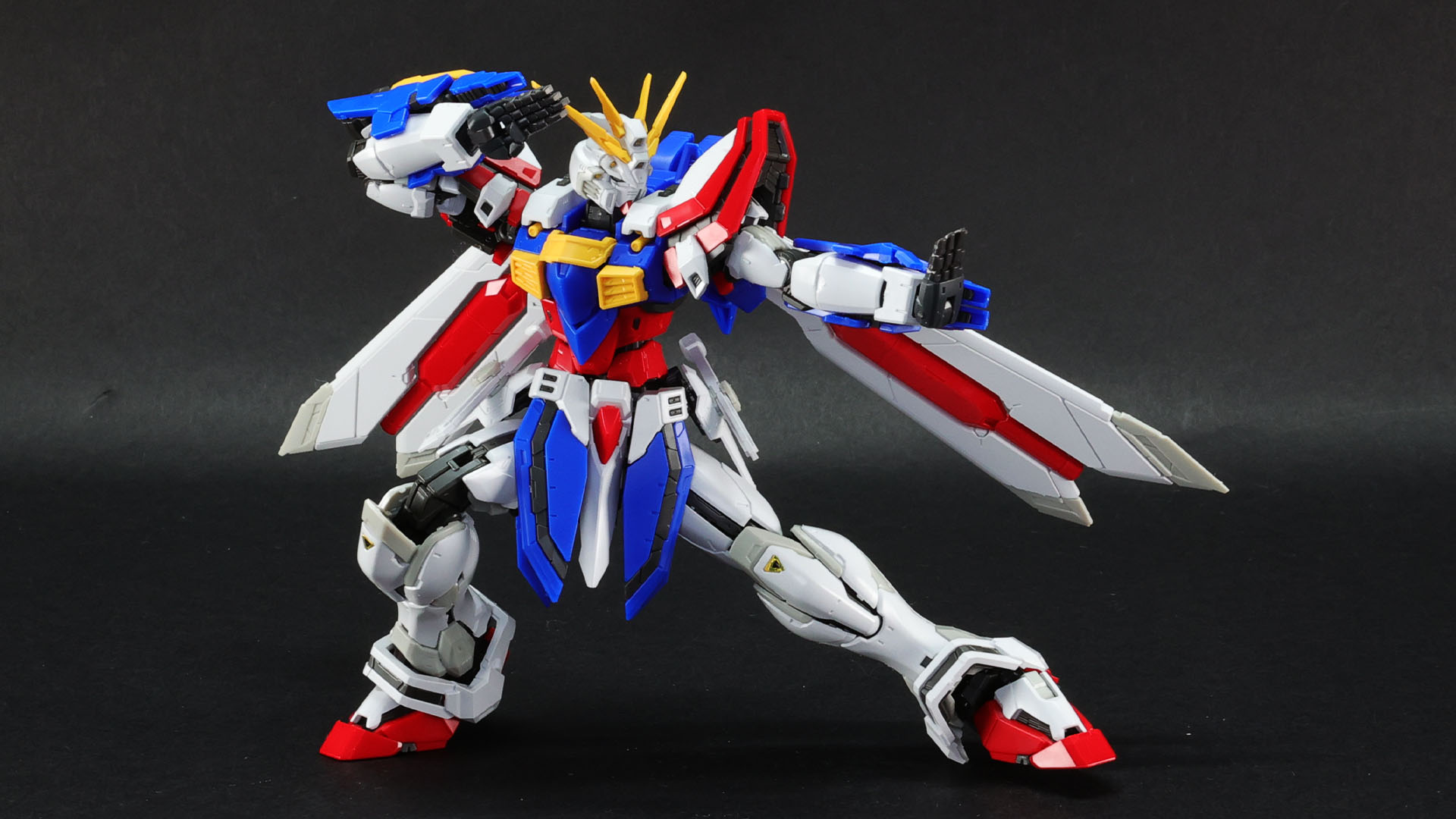 演舞ポーズも自然です。ハァッ！足先の設置角に注目！