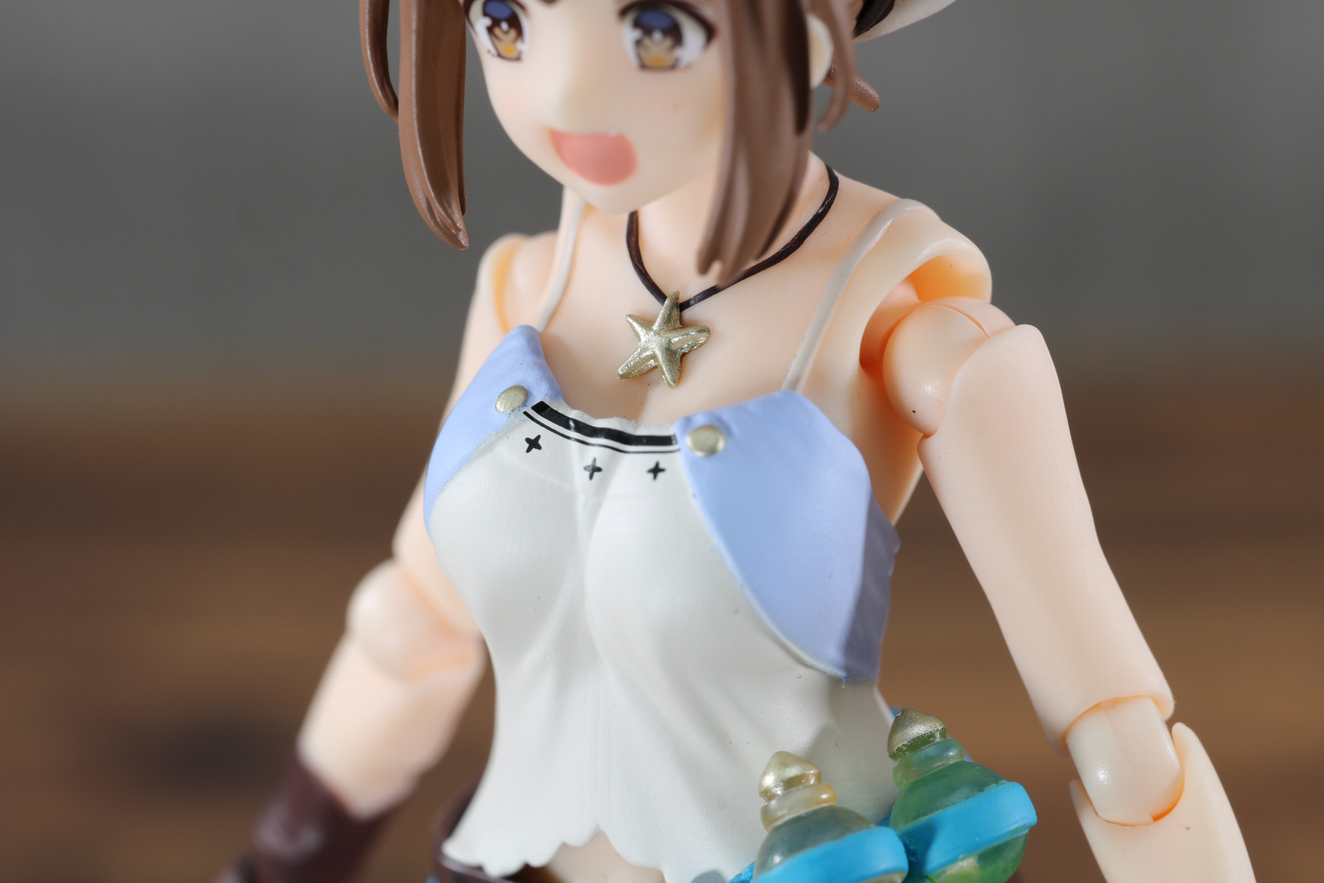 淡い色使いや模様、ネックレス、胸のボリュームも作りこまれている