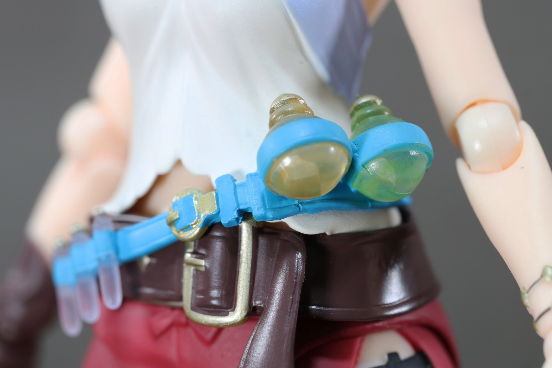 腰には色のついたフラスコ。ベルトも厚みのある造形となっている