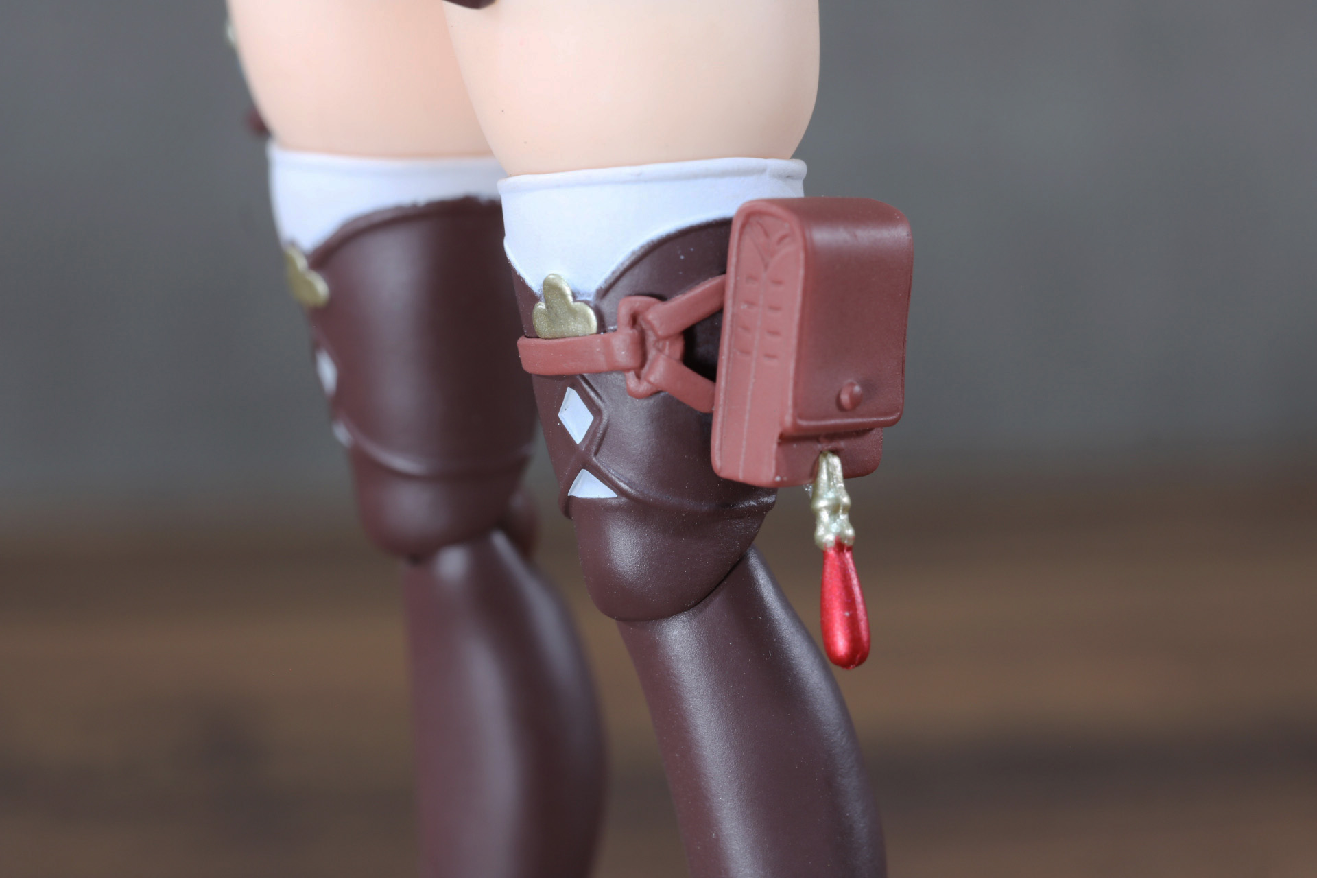 足の小さなアクセサリもしっかり造形されている