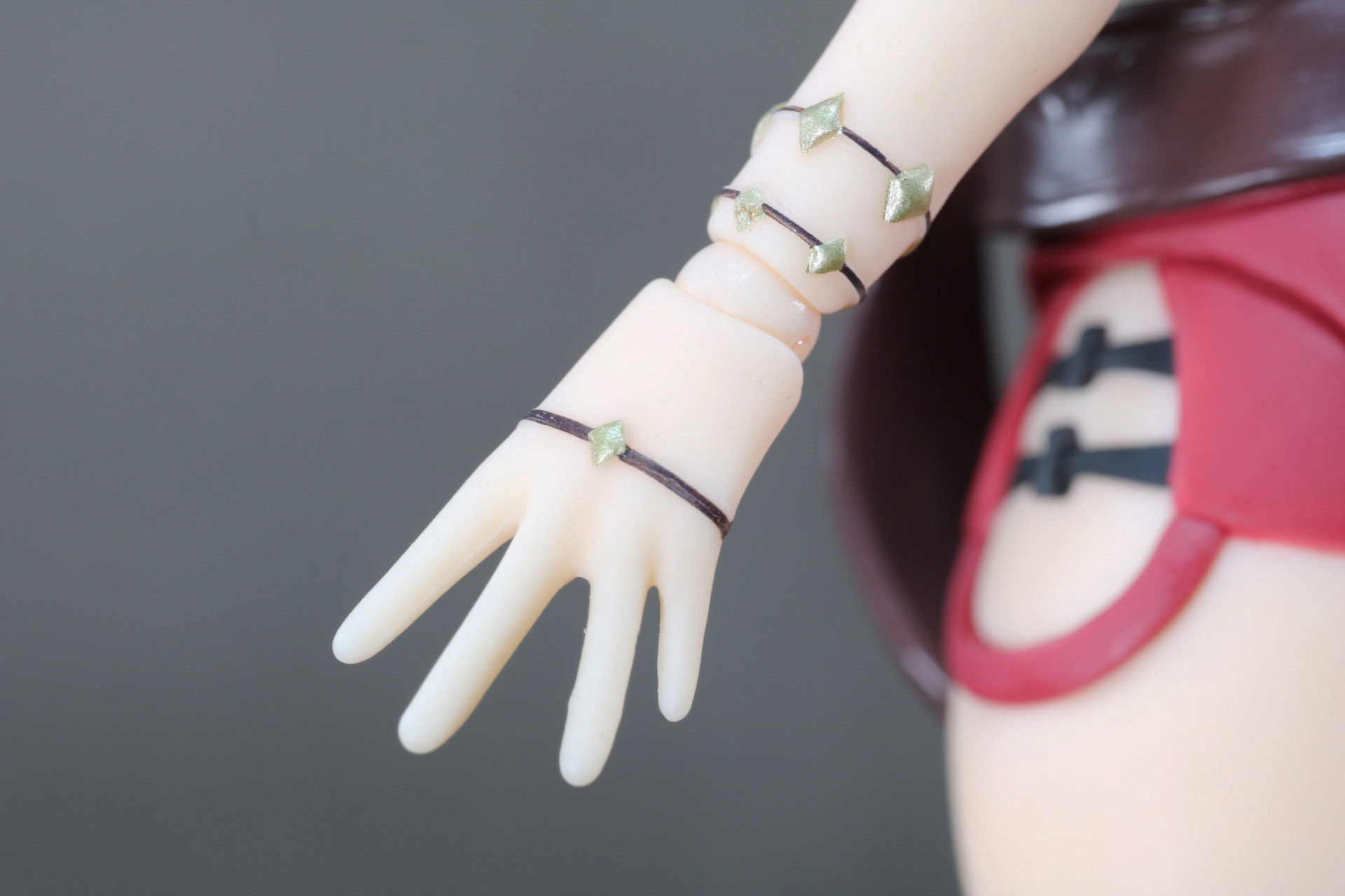 左手にはアクセサリの造形