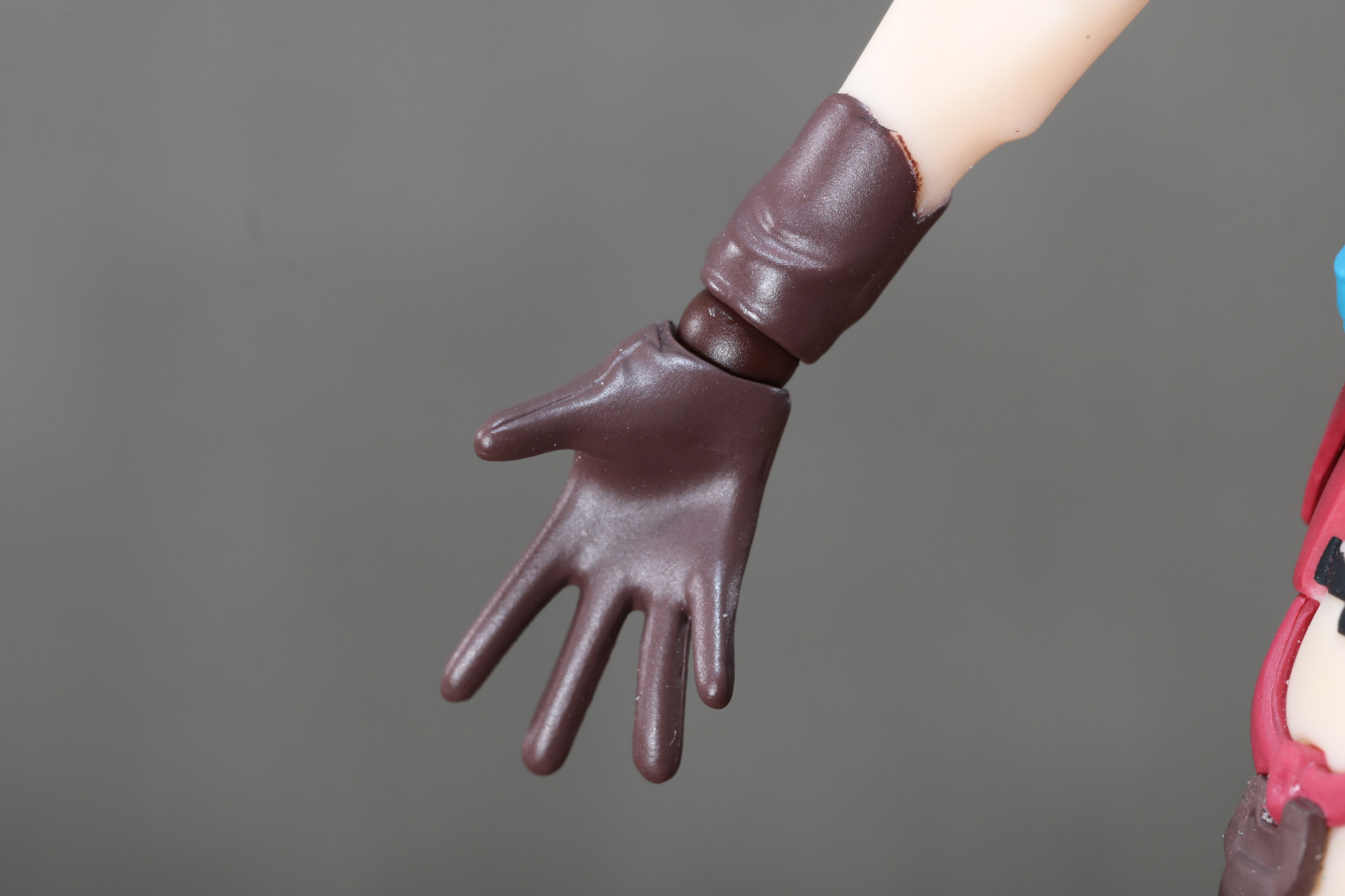 右手は手袋をした状態が再現されている