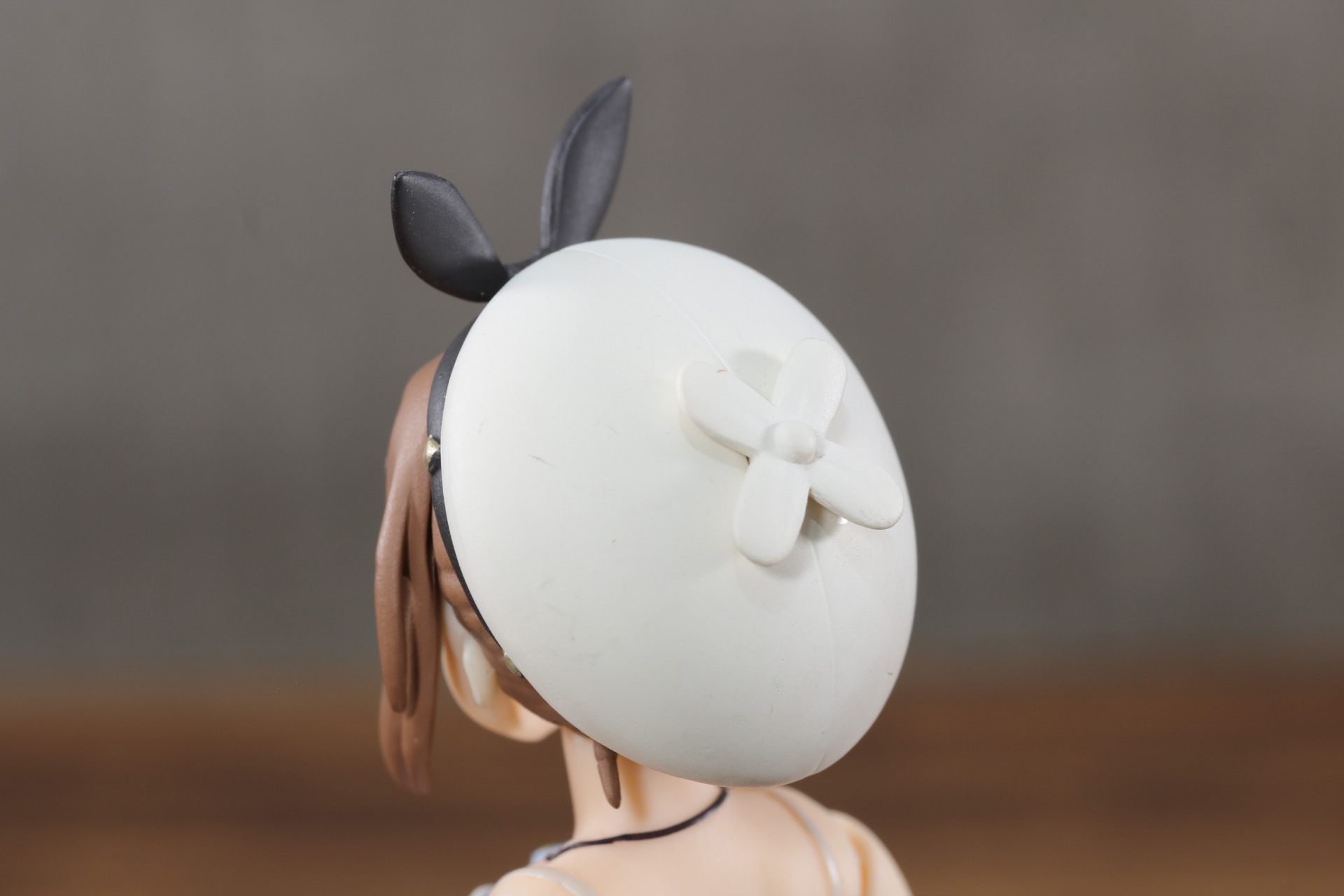 帽子も花飾りのような造形が再現されている