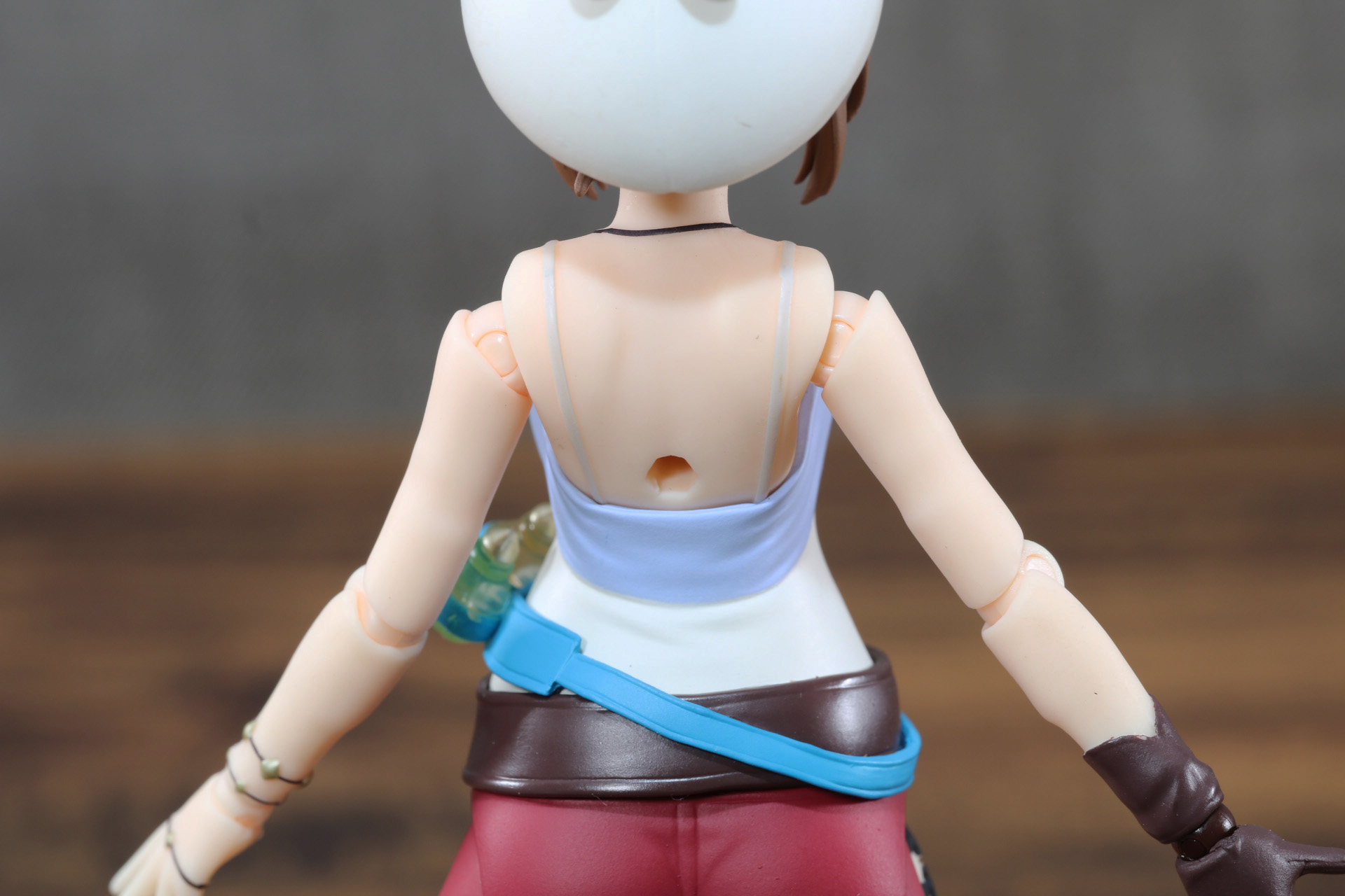 背中には台座に接続するジョイントが設けられてる