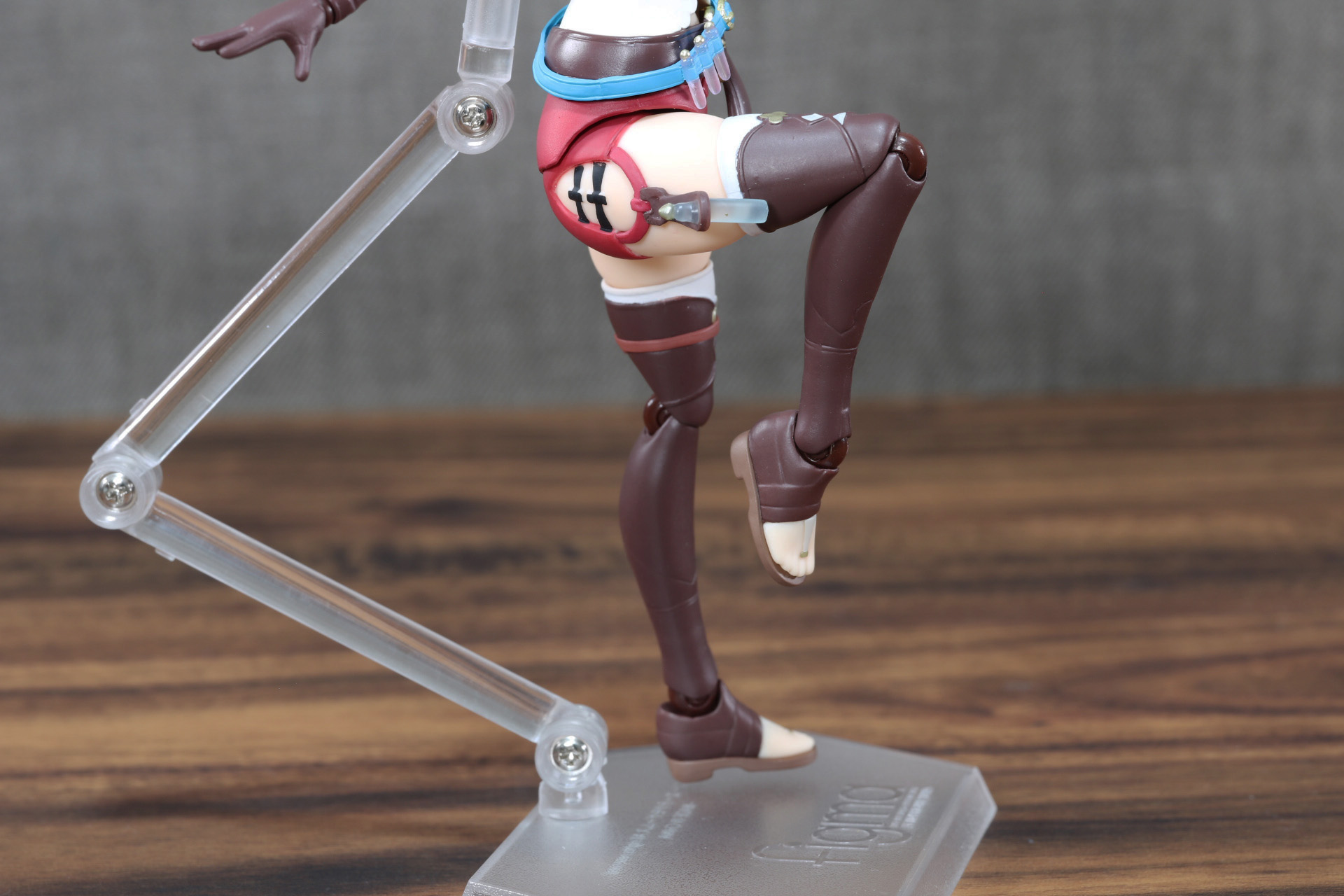 大きく膝を上げる動作も可能