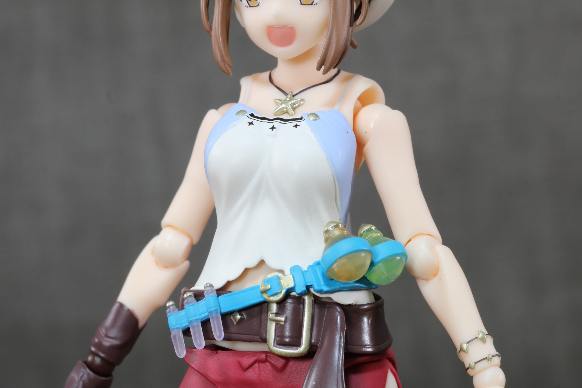 左右の上腕部と前腕部を外す