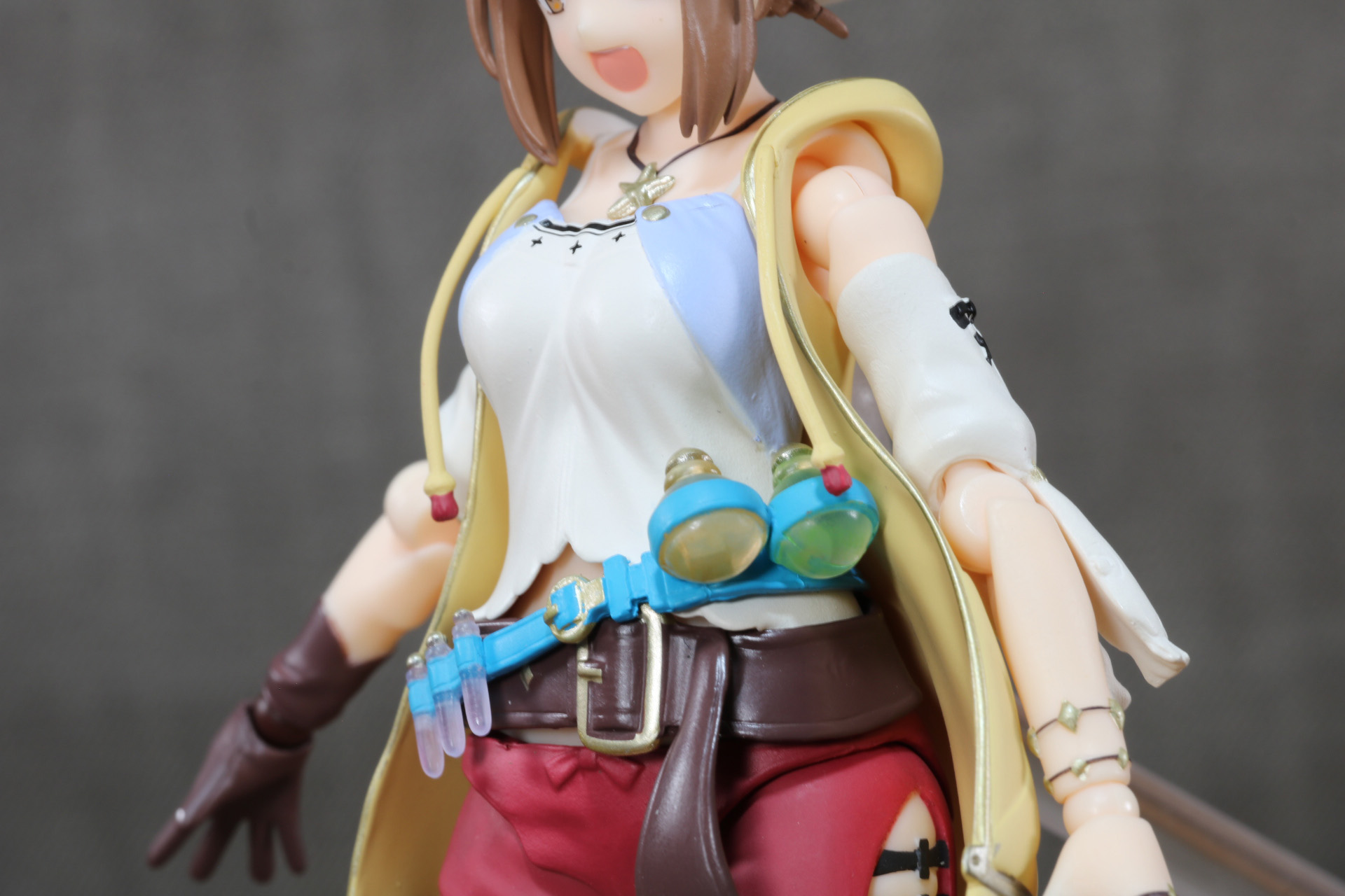 交換用上腕部に差し替え、外していた前腕を付ける