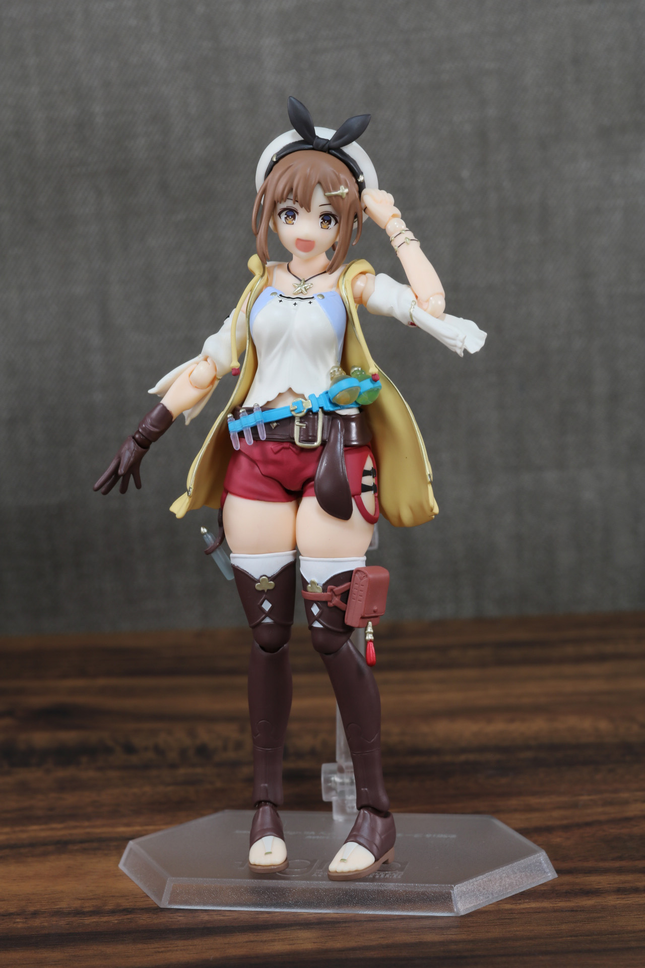 ボリュームのある上着の広がりでふわっとした印象に